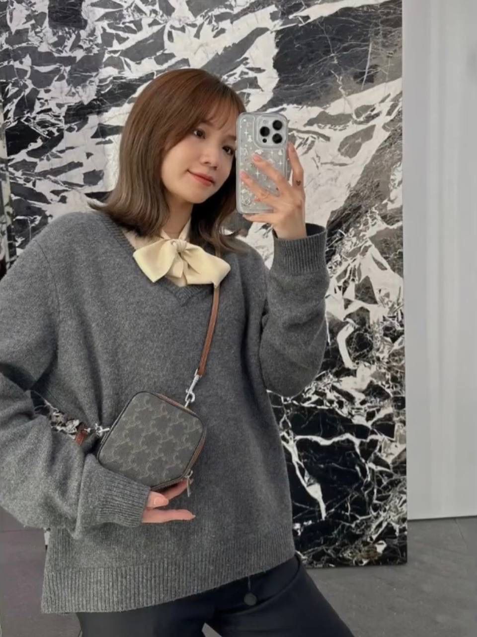 🔥大货实拍图 𝗖𝗘𝗟𝗜𝗡𝗘 ♥️ 𝗖𝗨𝗕𝗘 𝗕𝗢𝗫立体方包 型号：111682 尺寸：14*5*12.5cm 新品上线啦👏立体盒子包/化妆包~皮带子手拎设计➕圆筒包身，翻盖带镜子，可随时补妆。精致又不失实用性！凹造型拍照，或者当晚宴包，简直美呆🥳