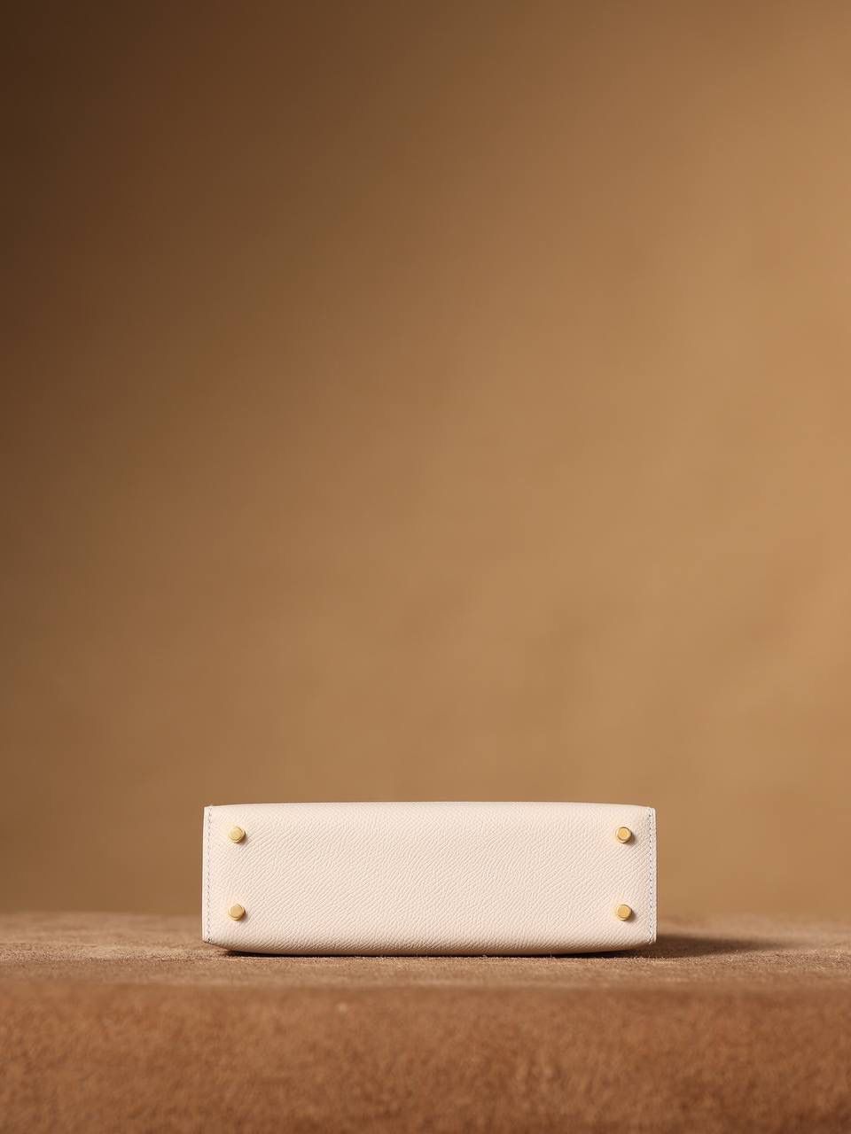 HERMES 爱马仕 Mini Kelly 二代 👜✨ Mini Kelly 二代 奶昔白金扣 高清实拍图 尺寸：19*12*6cm Hermès爱马仕是世界著名的奢侈品品牌，1837年由Thierry Hermès创立于法国巴黎。爱马仕早年以制造高级马具起家，迄今已有180年的悠久历史。 其整个品牌从整体到细节以及专卖店，都弥漫着浓郁的以马文化为中心的深厚底蕴🎀