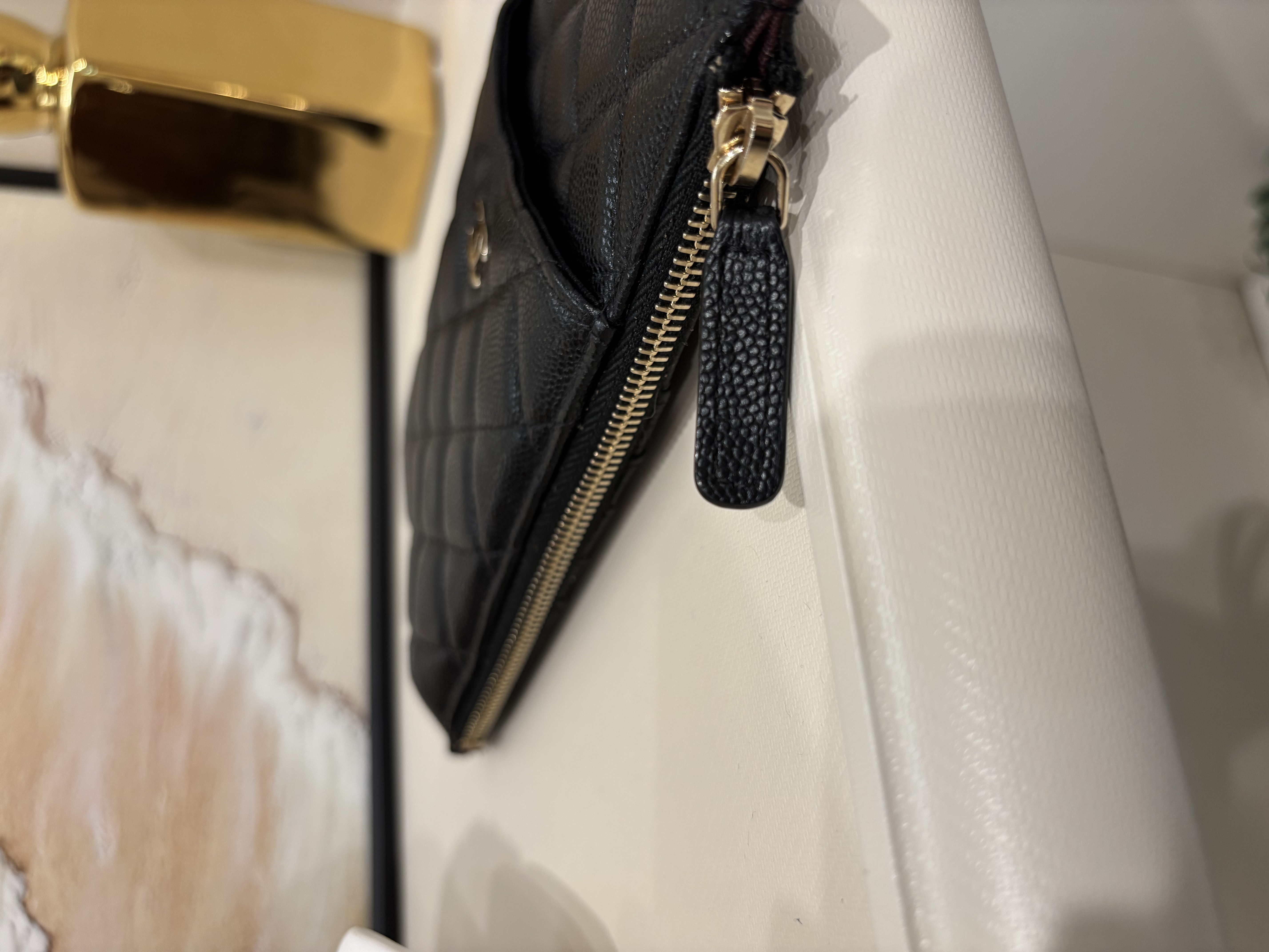 Chanel zip wallet phone pouch 黑色荔枝牛皮金扣 9100%Authentic,98%new✅card ✅dust bag 