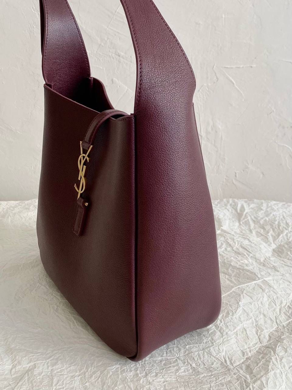 【已更新最新细节⚠️】 ys1 hobo bag腋下包酒红色🫘 我和你们说，这只包看着普普通通 但是上身是真的很好看！ 第一次看到他们家有这种慵懒的腋下包 整个包都是柔软的原厂胎牛皮 又轻容量又大，真的很～～好背 这只包的灵魂在于圆滚滚中又有型 市场很多做得太挺括硬朗，那种货打咩啊❌ ZP开发⚠️全套包装哦～ 23×22×8.5cm713938m
