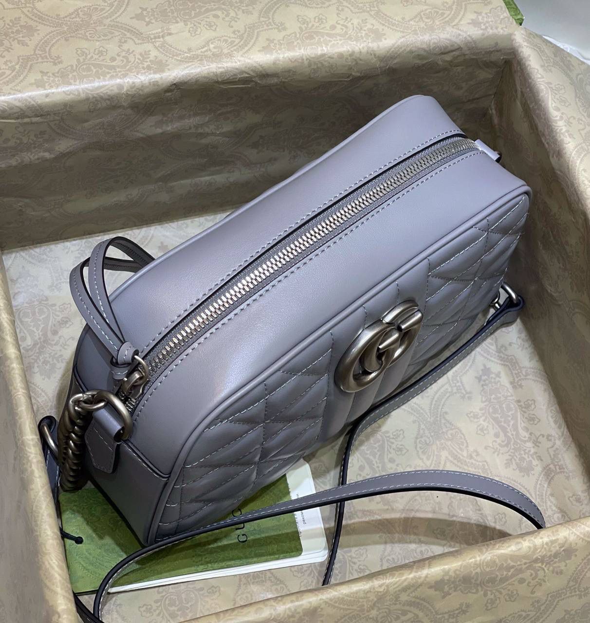 ✈️✈️✈️🔥𝐌𝐚𝐫𝐦𝐨𝐧𝐭菱格原厂皮# ▫️型号447632 ▫️尺寸 24*14*8cm 全新经典款相机包 ，整个包身下血本都用了原厂牛皮❗️最基础的包型.立体棱格绣花在灯光下让整个包活跃了起来，肩带可调节上身太好驾驭 不挑身高，也是全球打人必备的百搭单品！