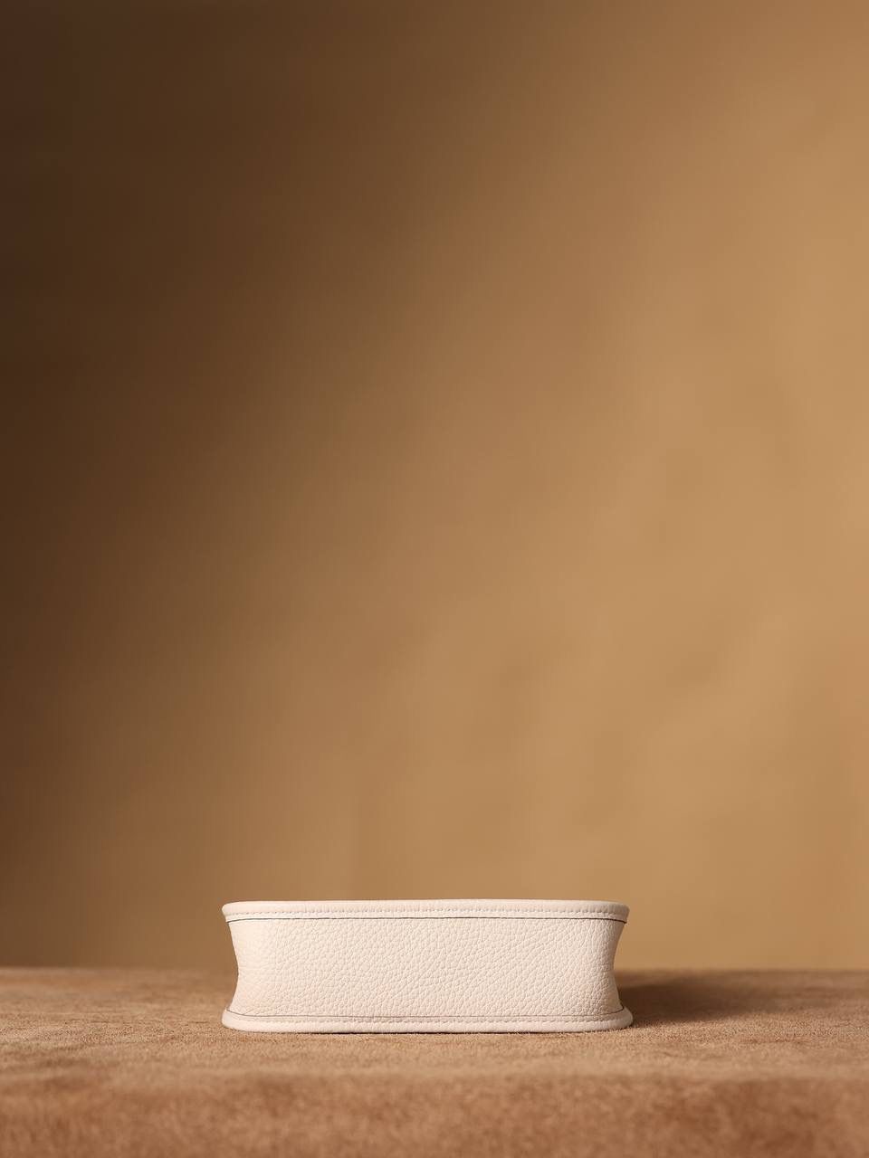 HERMES爱马仕Evelyne 16伊芙琳奶昔白金扣👜✨ TaurillonMaurice 小公牛皮 尺寸：16*18*5cm 爱马仕Evelyne伊芙琳 Evelyne包的设计灵感来自于一种名为“马鞍袋”的马具袋，这是一种常用于骑手和马车夫的袋子，用于储存和运输马具和其他必需品。 爱马仕将这种马具袋的经典元素与品牌的手工艺传统相结合，打造出了具有时尚感和功能性的包包。 因此，伊芙琳包不仅是一款实用的手提包，同时也代表着品牌深厚的历史和文化传统❤️