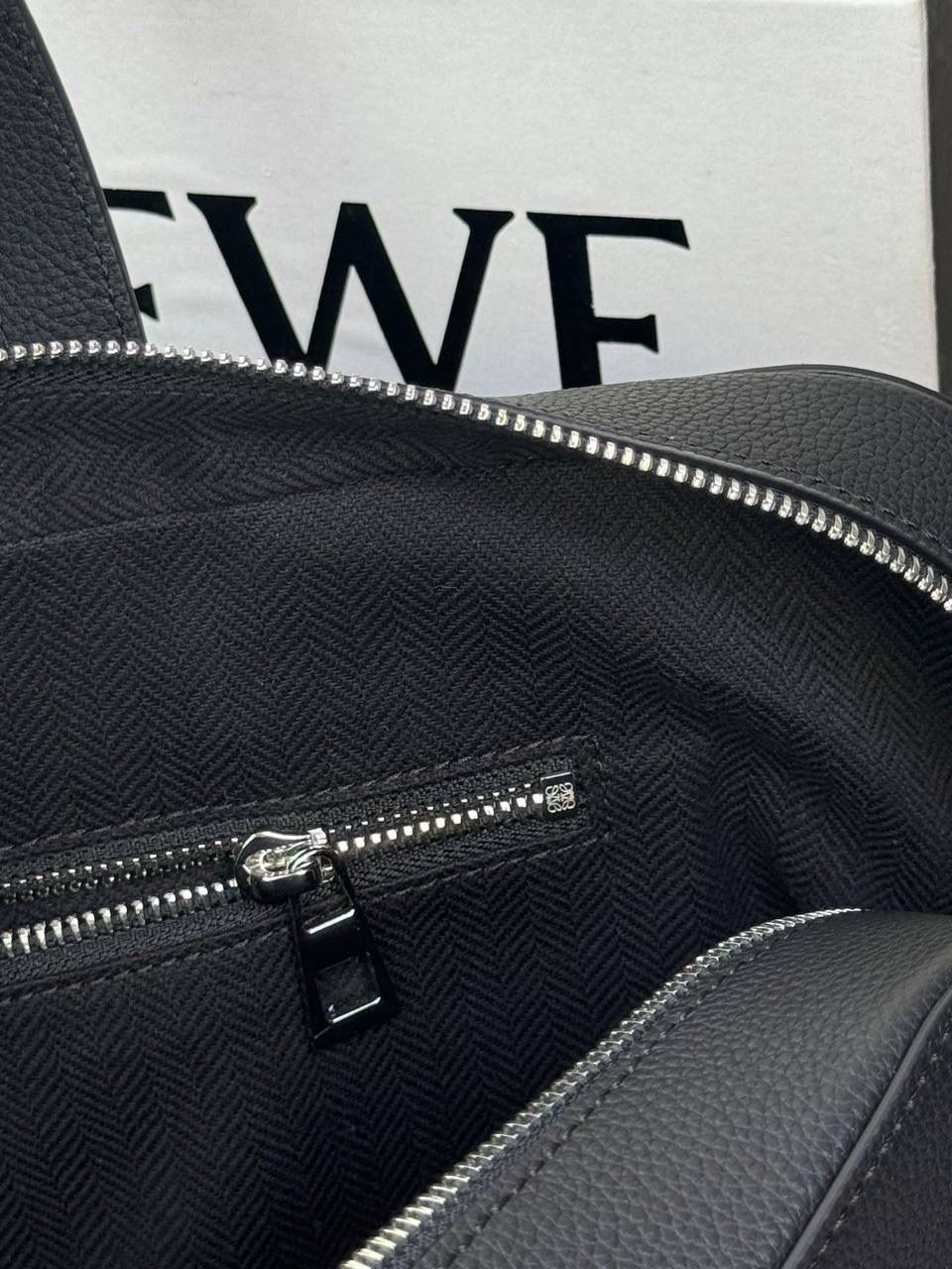 👉🏻牛皮【𝐺𝑜𝑦𝑎薄款公文包】 —黑色❤️ 编码：062344 尺寸：𝟑𝟖-𝟐𝟕-𝟖𝐜𝐦 📍柔软粒面小牛皮流线型公文包•可通过顶部手提或可拆卸可调节肩带携带。 📍拉链开合•牛皮革拉链头 内部拉链口袋和两个插袋❤️人字纹棉质帆布内里。 🉑容纳14寸电脑💻📍粒面小牛皮材质•耐糙经典❤️