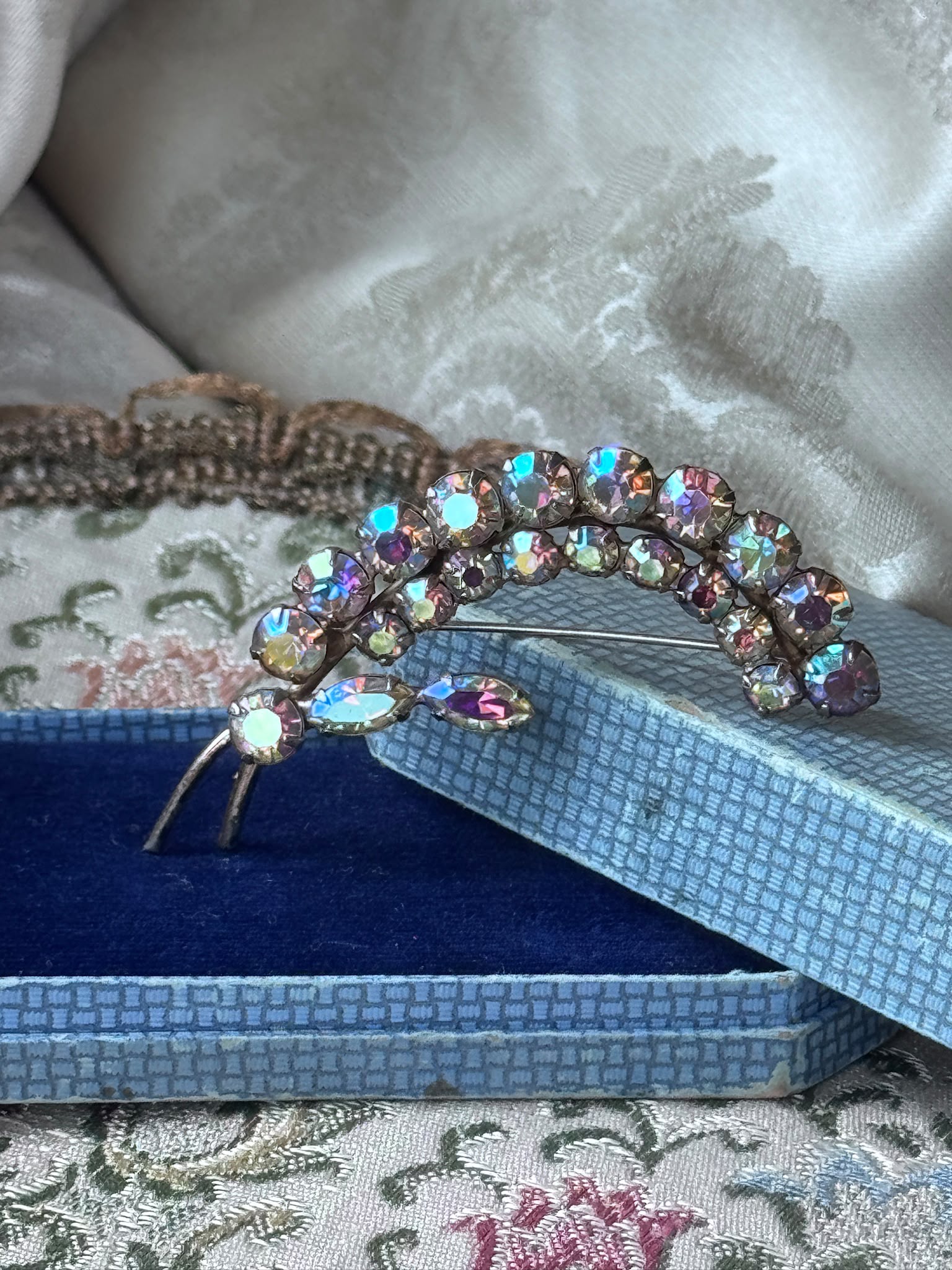 Vintage 1950s Feather Shape Aurora borealis Rhinestone Sparkling Brooch(MT2589-35)