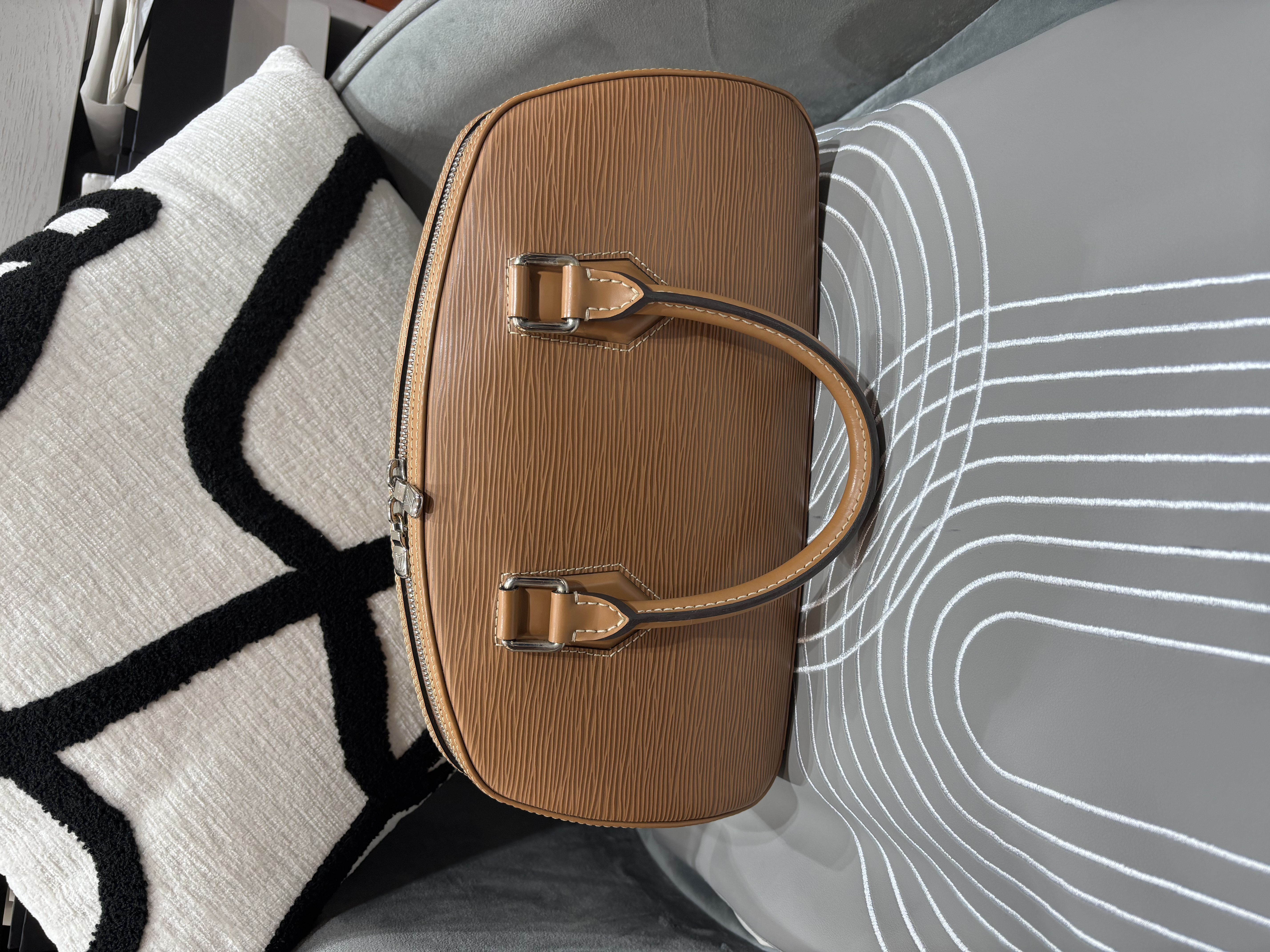 Lv Jasmine handbag epi leather 100%Authentic, 95%new