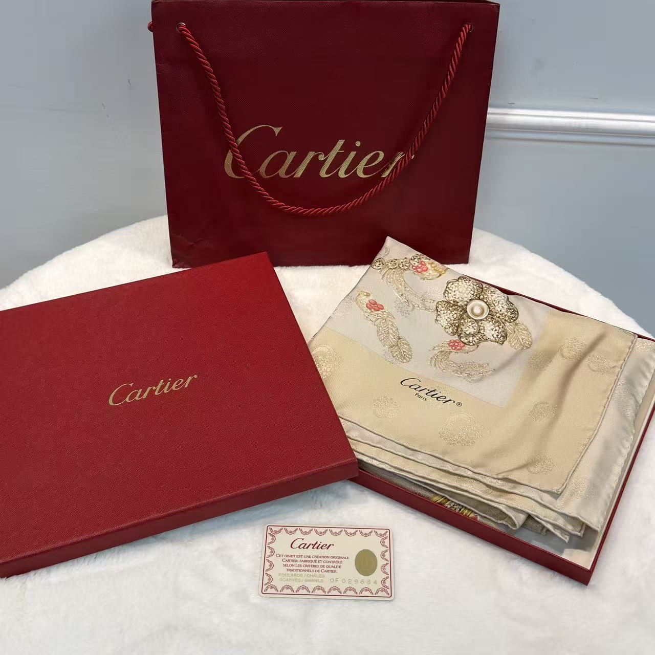 【全新未使用有卡有盒】Cartier 動物米金色圖案四方圍巾