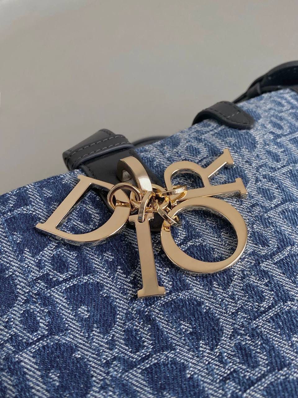 🈶牛仔蓝 𝗗𝗜𝗢𝗥 𝗧𝗼𝘂𝗷𝗼𝘂𝗿𝘀24石洗丹宁 这期的牛仔系列真的超爱！ 它的热度不亚于任何一只经典款 深蓝色丹宁➕经典的Oblique印花， 不规则石洗效果，渐变感特别且帅气 牛仔很百搭也没有什么季节性，所以这系列是既特别又经典 不怕过时 姐妹们可以放心冲！🔥🔥 尺寸：28.5×19×21.5 #M1292m