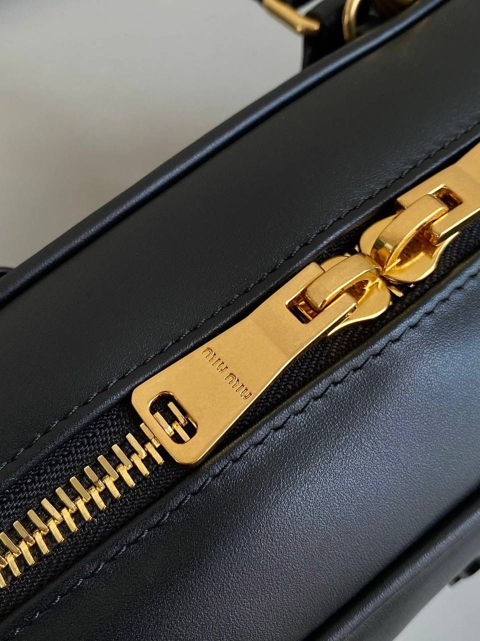 🈶黑色大号，旧版 𝗠𝗶𝘂𝗠𝗶𝘂保龄球，大爆款 这只太火了！贯穿了我所有的OOTD 又乖又奶又酷简直要焊在身上的程度！ 想要一只包搭子，必须得是你啊！！ 拎着它出现，姐妹绝对夸你很会买 是反复心动的小情包啊，时髦感爆表了 手拎斜挎都可以，大小号日常都刚好 霸占了整个时尚圈的当红辣子鸡 真的不够卖不够卖啊啊啊 27×12×9cm，#F0011m