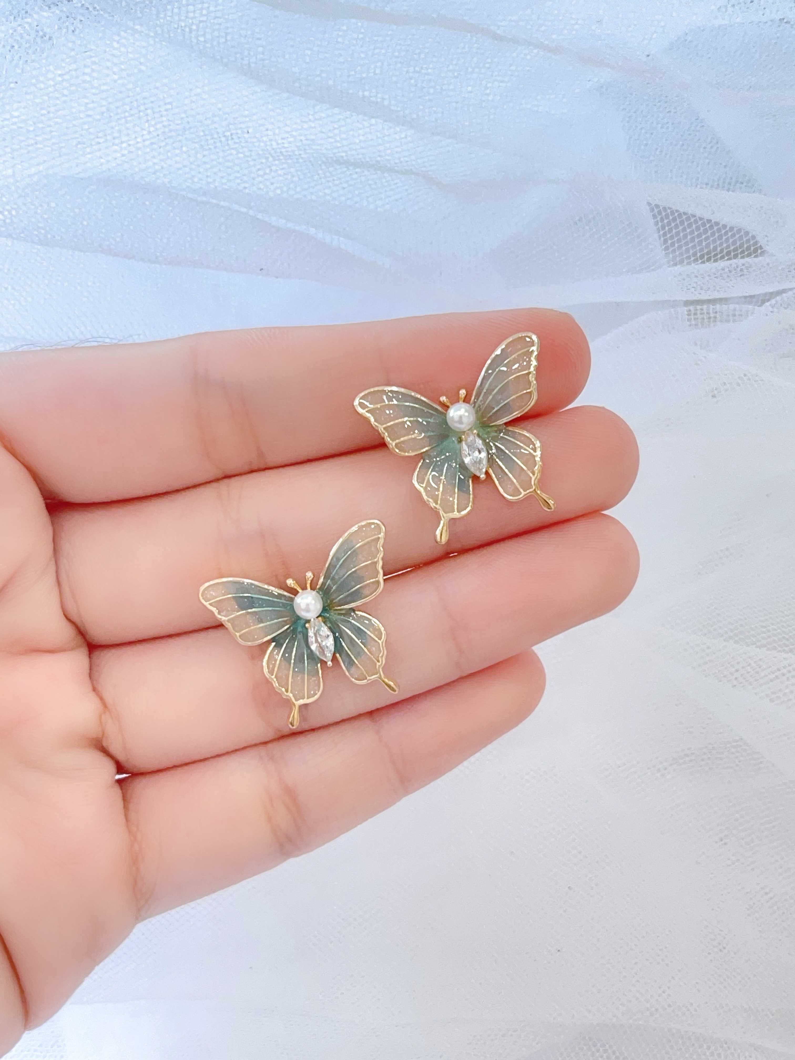 绮彩薄翼系蝴蝶耳环