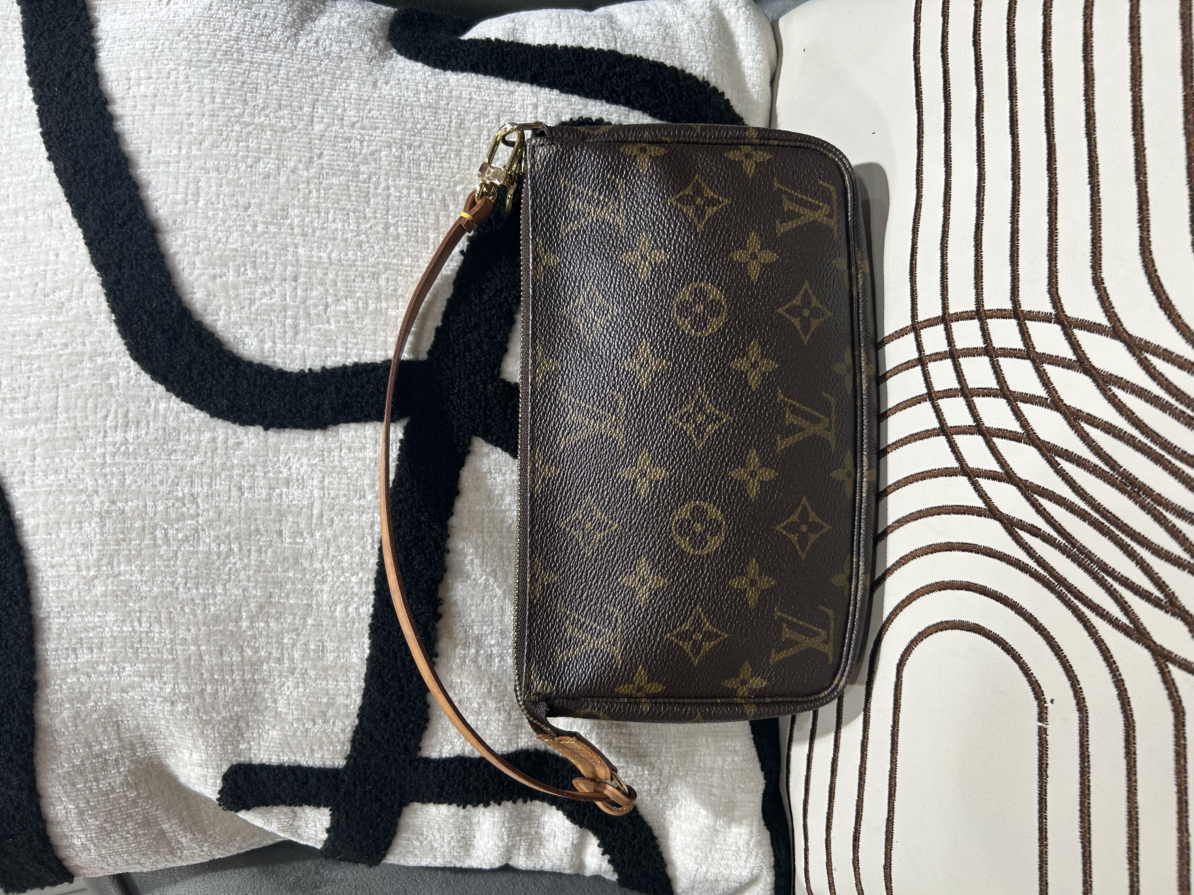 LV Pochette monogram hobo bag 100%Authentic, 90%New 