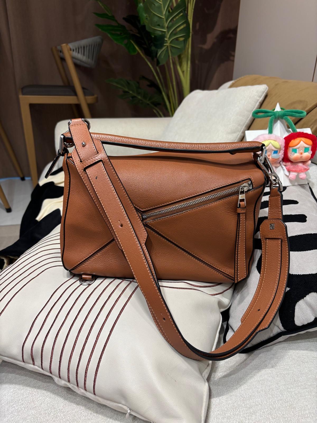 Loewe Puzzle Medium Tan 100%Authentic, 95%New ✅Dust bag