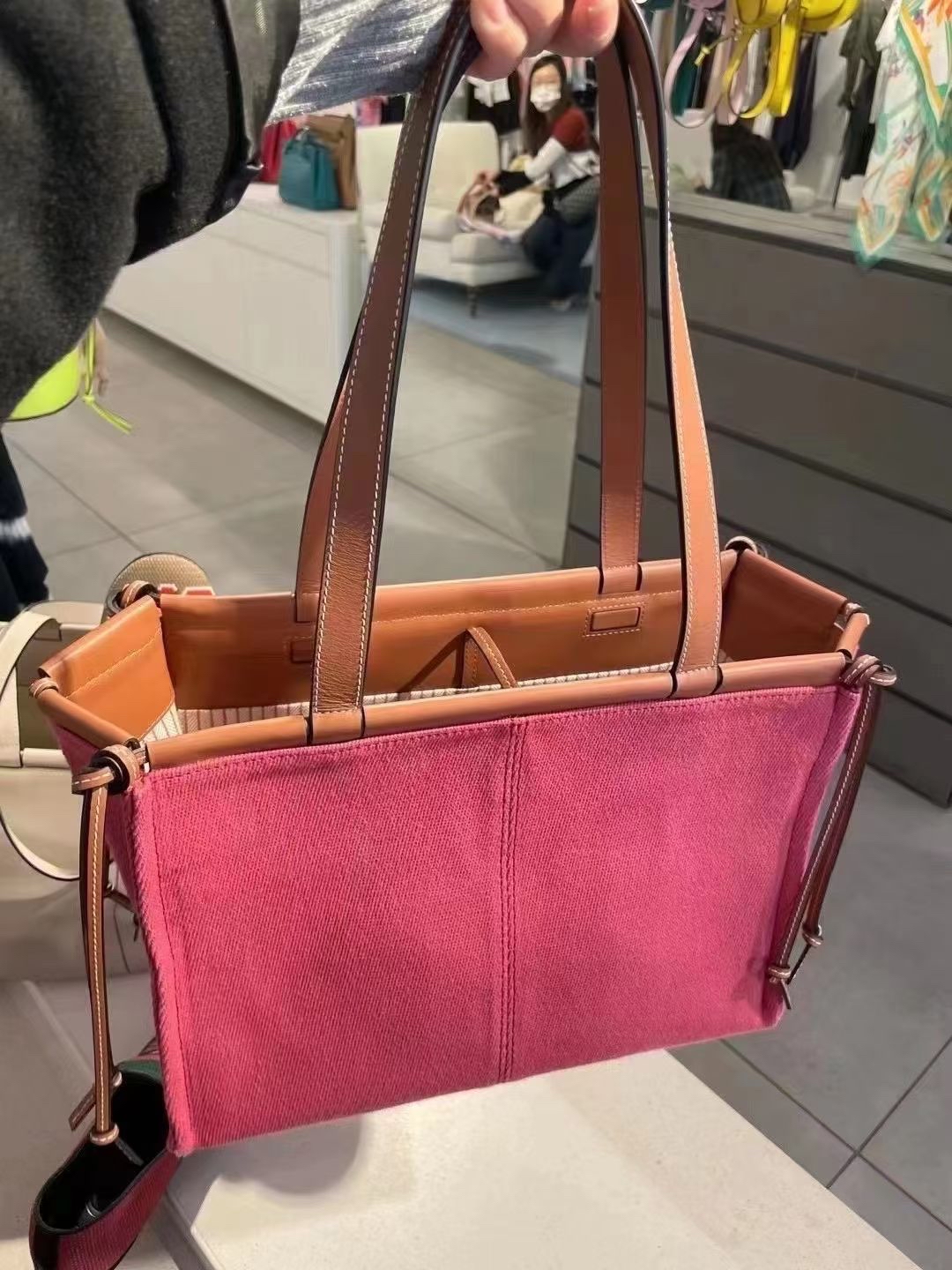 Loewe玫紅色Cushion Tote小號