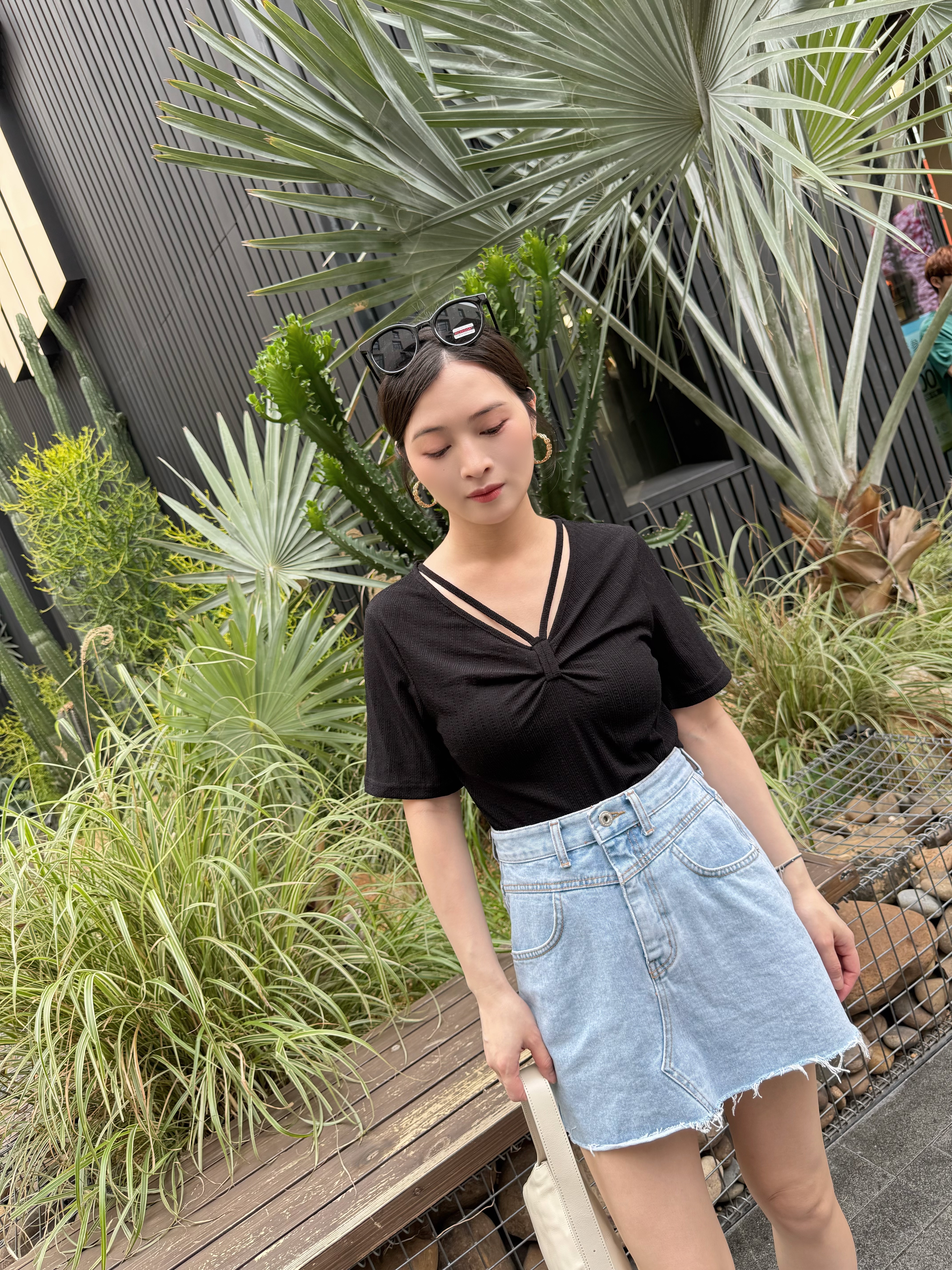 P72 剪領通花Tee