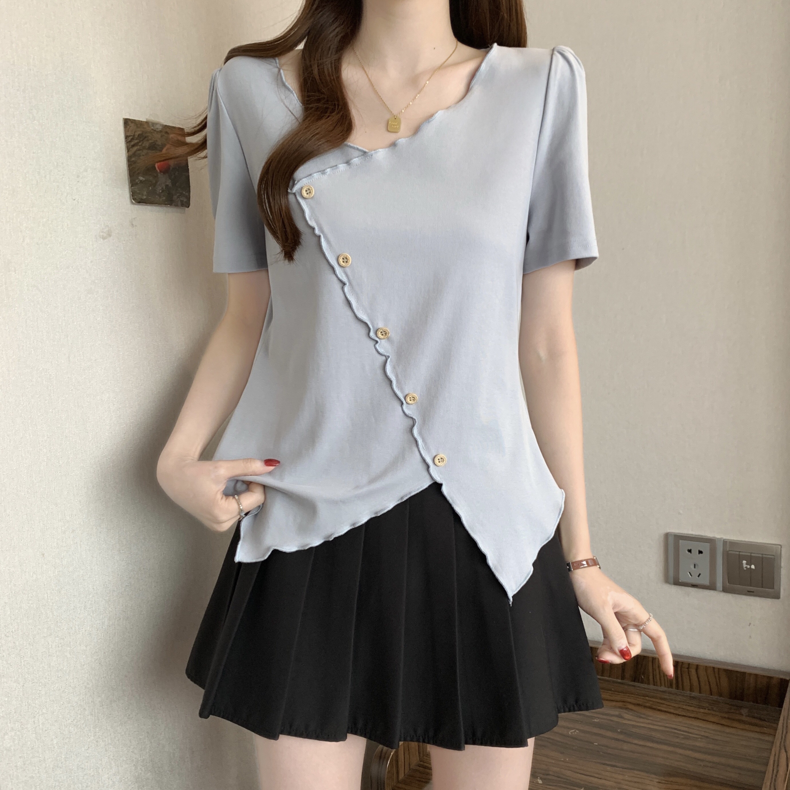 B161(80713) 韩系气质尖角拼斜排钮木耳边设计感3色上衣