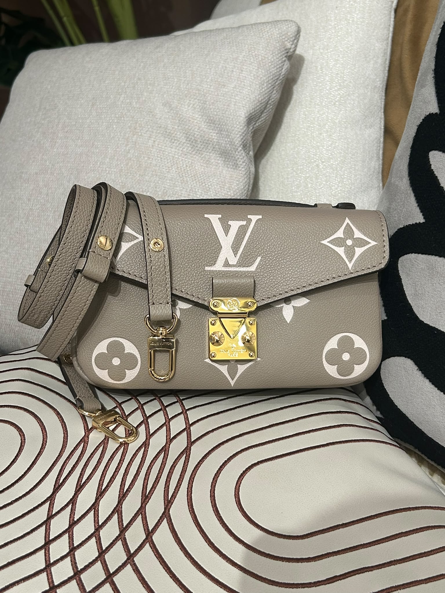 Lv Metis east west 100%Authentic,98%new ✅dust bag  