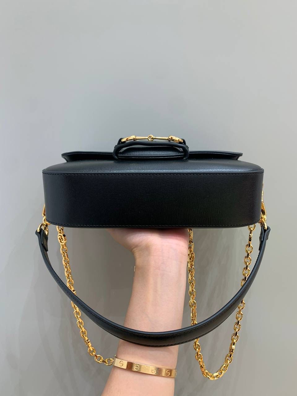 新背景实拍正品级 。Gucc1 horsebit法棍包（原皮黑色） 销量王🔥全皮系列❗️ 抓住一只小可爱，又是颜值巅峰之作 法棍出全皮拉，比起老花我更爱全皮！ 时髦复古女孩的一眼心动， 腋下包造型真的是再一次惊艳 最火爆的马衔扣元素加上最时尚的腋下背法 今年妥妥的包王无疑了！ 品牌爸爸，你真的别太拿捏我！ 斜挎则改成了金属链条，太有撞击感了！ 全皮腋下背搭配金属斜挎背， 还没有正式上线就全网断货了， 就问你拒绝得了吗！！ 型号735178 尺寸24/13/5.5cm