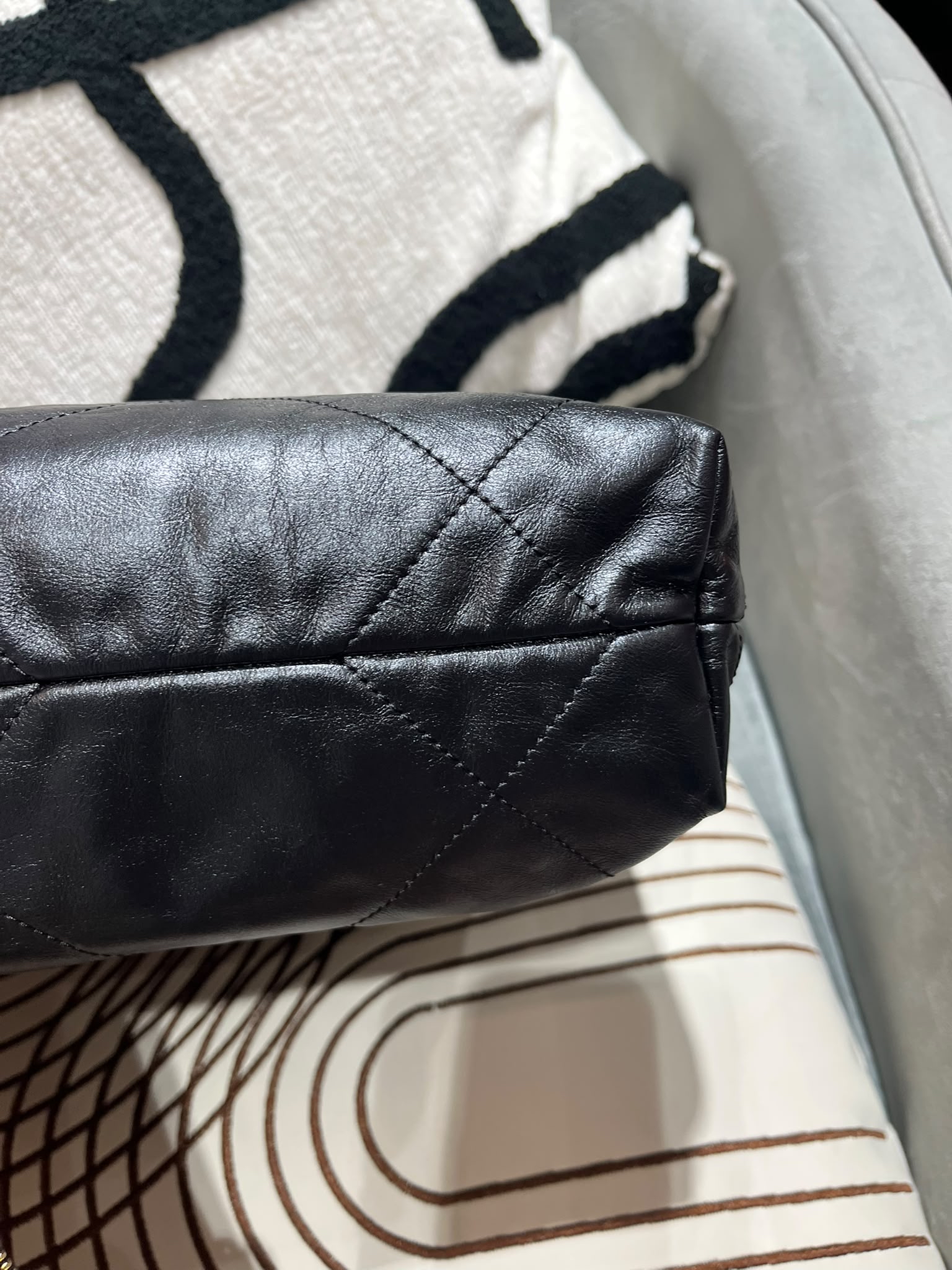 Chanel 22 Small AS3260 黑色牛皮，金鏈100%Authentic, 98%New ✅晶片✅Dust bag✅Pouch