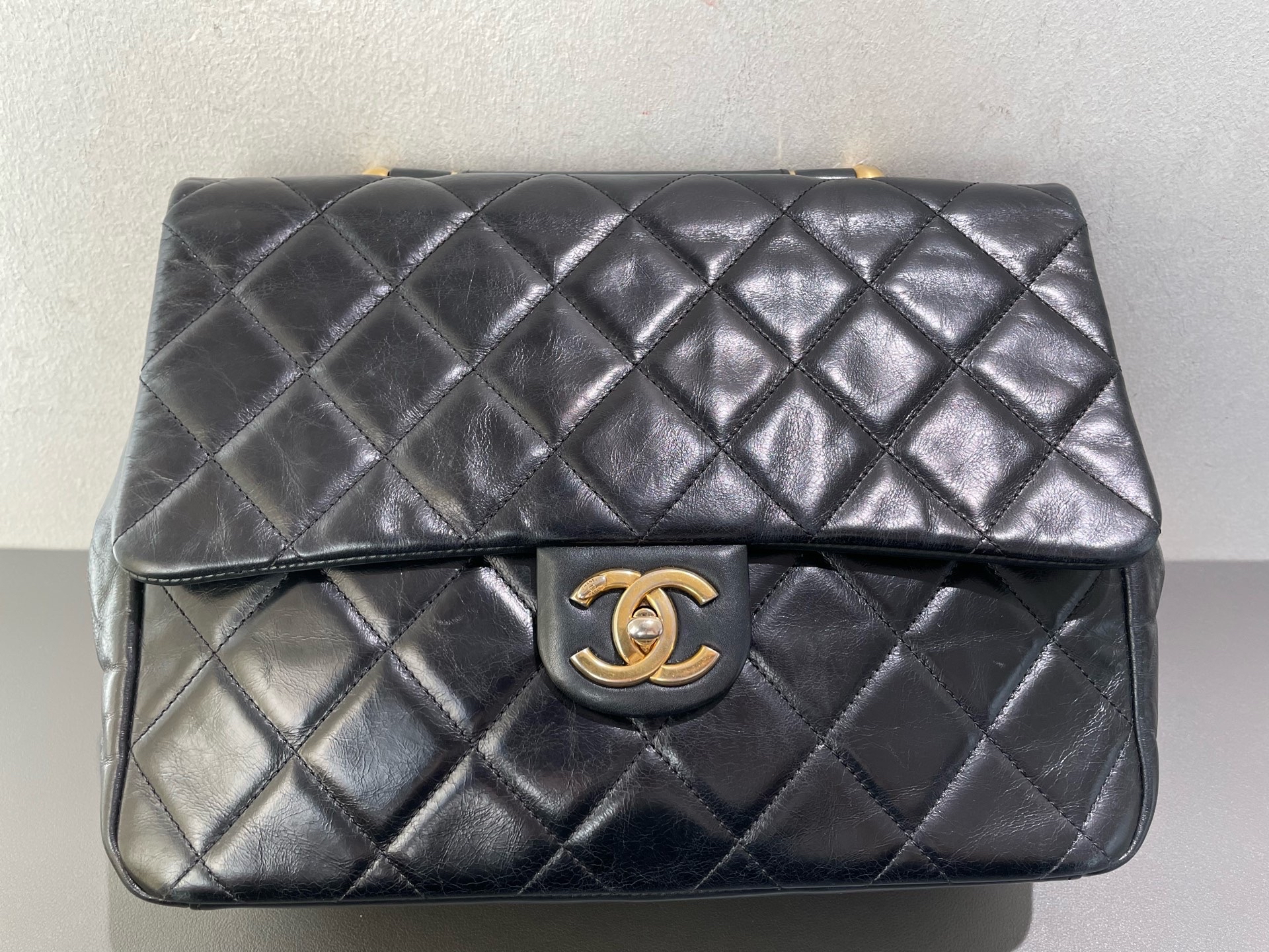 【預訂貨品】 Chanel 黑金油蠟皮 復古郵差包