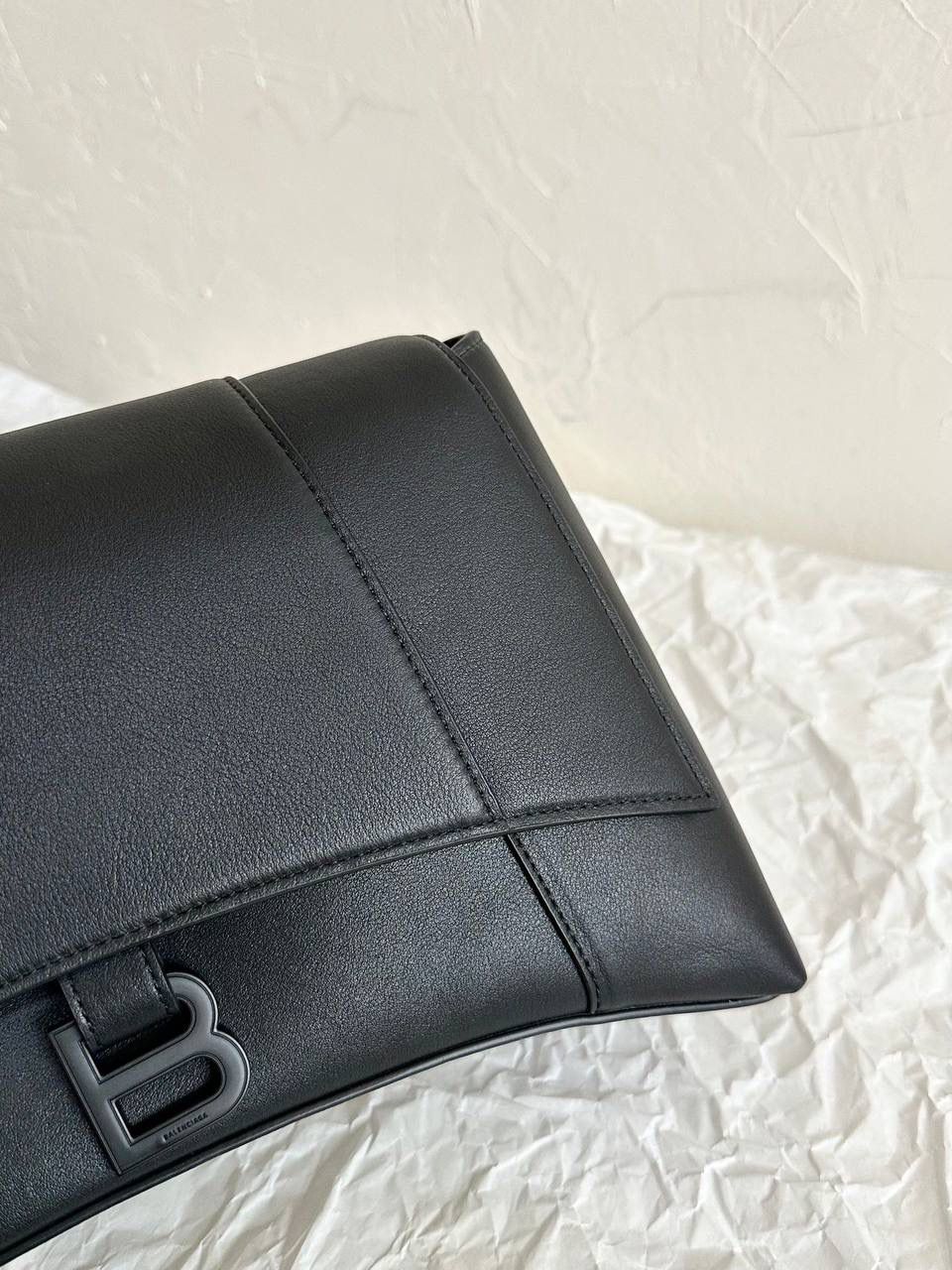 经典款🔥中号平纹黑枪(m/32cm)🐈‍⬛ ba1enciaga 横空而出的Downtown沙漏包 整个包身是软趴趴的感觉 就是大写的随性慵懒时髦感 可以斜挎也可以调短肩带腋下背 加上巨无霸的容量，时髦女孩的通勤包有了 软皮质感头层牛皮➕经典全钢B字扣五金 还是要着重强调一下咱家的B字logo刻印 清晰度全网独家⚠️品质是不需要你们担心的 请务必认准高版本❗️ 中号s：30×17.3×10cm671353m 大号m：32×20.8×15.5cm671354m