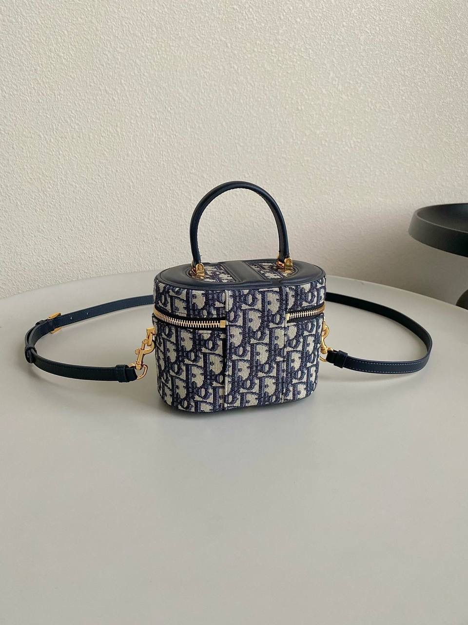 🈶老花蓝小号 𝗗𝗜𝗢𝗥 𝗦𝗶𝗴𝗻𝗮𝘁𝘂𝗿𝗲 𝗩𝗮𝗻𝗶𝘁𝘆 化妆盒 全新系列一出直接萌翻天，很难不火 通常在金属包扣或链条装饰的CD字母 这次当了回主角，直接放大像极了猪鼻子 压印浮雕质感和字母的立体弧度，好高级 成了包身上一眼就能看到的重点元素 手提手柄系个小丝巾，简直不要太可爱 拆卸可调节肩带日常随意搭配出街 小巧不臃肿，都去冲 16×11×9.5cm，#8101m