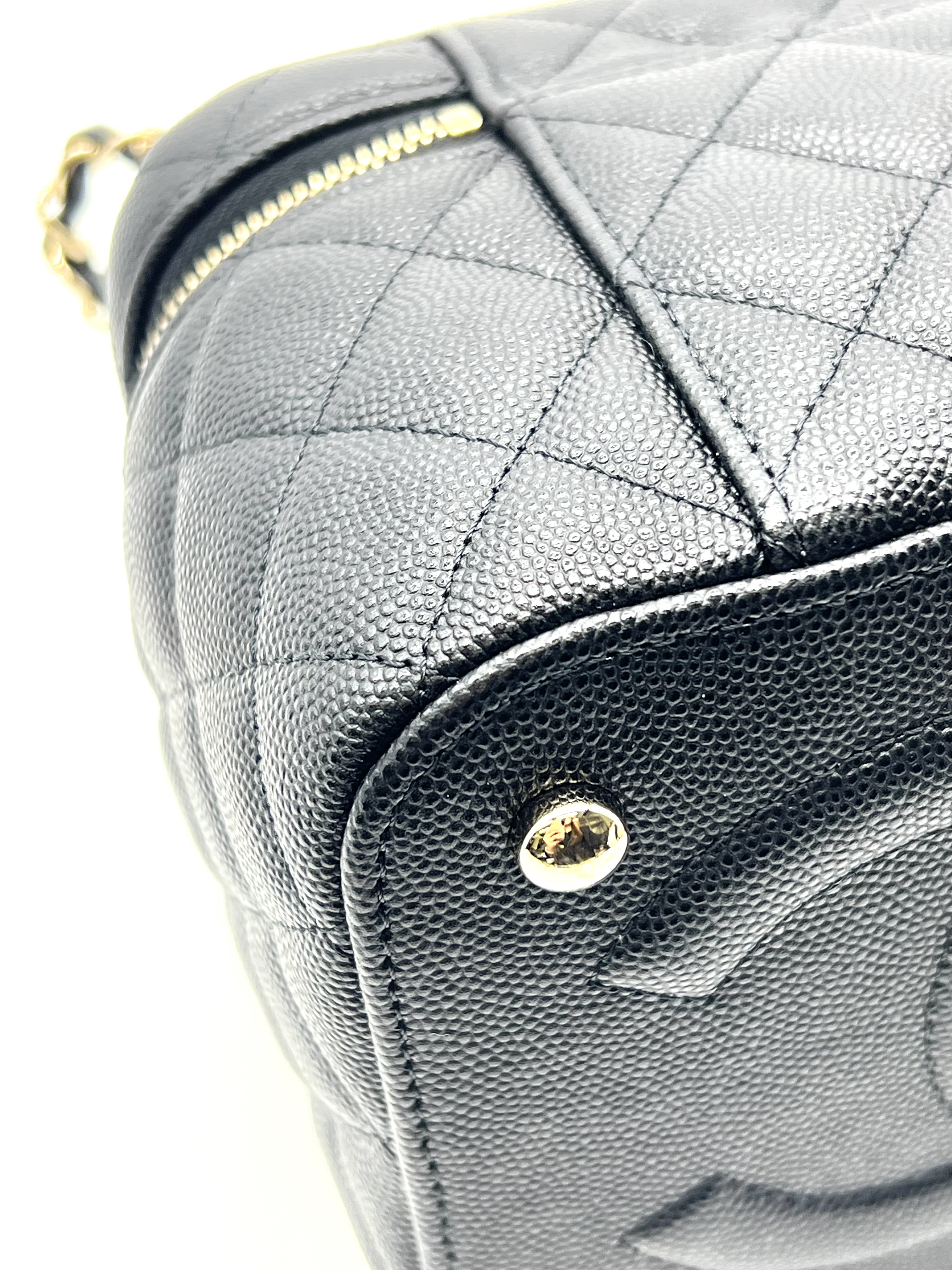 Pre-Owned CHANEL Caviar Quilted Mini Vanity Case with Chain / Product Code: 26051108