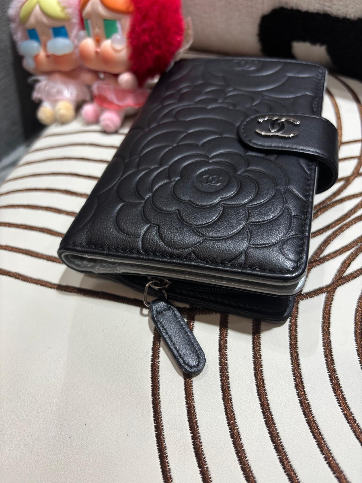 CHANEL Camellia Short Wallet 黑色小羊皮山茶花壓紋短銀包 100%Authentic, 98%New ✅17card ✅box