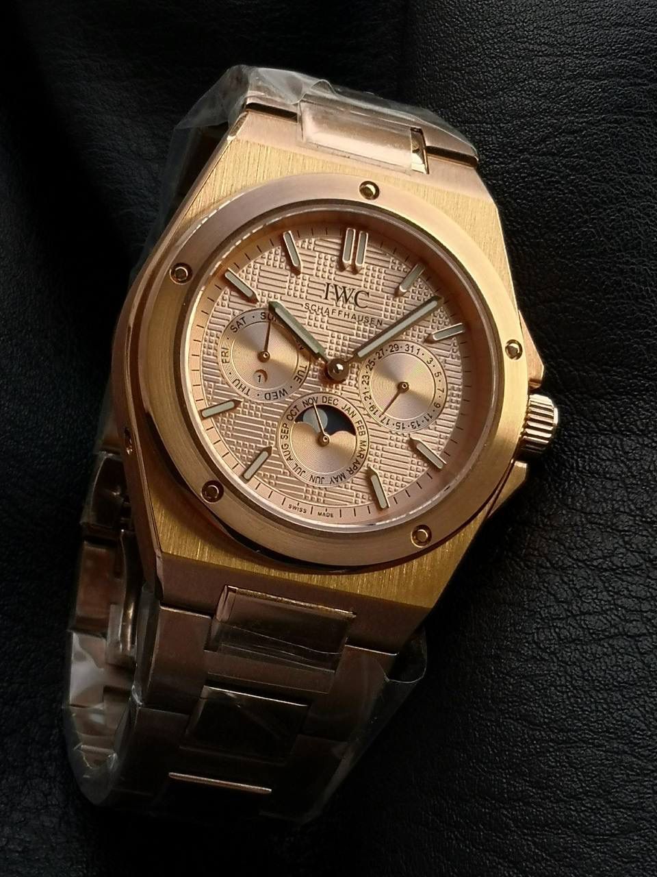 万国工程师系列万年历腕表，复刻界最复杂的腕表，所有功能同步原装，所有功能调节通过把头控制. 1⃣️【功能介绍】3点钟位置显示日历，9点钟位置显示星期，6点钟月份月相指针显示。 2⃣️【做工精细】外壳采用原版同样的三件套结构，中间拉丝，上下壳为抛光，镜面采用高成本的锅盖形蓝宝石，使其质感提升。 3⃣️【机芯性能】尺寸41.6mm,机芯采用天津机芯改82600，高效稳定，动力时间长达72小时以上，进行加装复杂的万年历模块，而且同步所有功能实现同步原装通过把头调节。 4⃣️【⚠️注意事项】由于万年历模块十分复杂在出货前都会调准时间，客户收到直接上链上手佩戴即可，⚠️请不要轻易乱调，由于机芯加装升级功能，调节需慢慢按调。