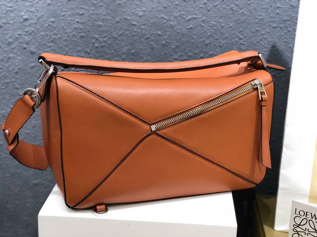 🧡罗家经典𝐏𝐮𝐳𝐳𝐥𝐞 大号手袋 尺寸：𝟑𝟔-𝟐𝟕-𝟏𝟒𝐜𝐦 编码：061607 颜色：平纹/土黄/白标 🧡凭借其创新的长方体形状，舒适的触感和高实用性，准确的裁切创造出了立体感。 人字纹棉帆布内衬，Anagram空压点缀，一个内部插袋隔层，后拉链口袋