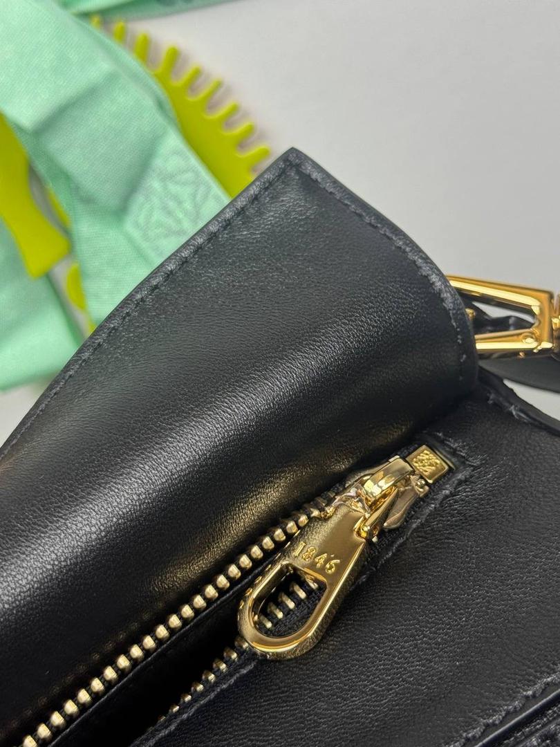 🎈【周年限定】 小号纳帕羊皮𝗙𝗲𝗮𝘁𝗵𝗲𝗿𝗹𝗶𝗴𝗵𝘁 𝗣𝘂𝘇𝘇𝗹𝗲手袋👜 ——黑色到货❤️ 尺寸：𝟮𝟰-𝟭𝟬.𝟱-𝟭𝟲.𝟱𝗰𝗺 编码：061610【配全套礼盒】 ✅延续经典老款𝗣𝘂𝘇𝘇𝗹𝗲做法，全新𝗣𝘂𝘇𝘇𝗹𝗲内外采用柔软轻盈的纳帕羊皮材质，为手袋注入随性慵懒的风格。 ✅该款饰有旋转卡扣，铰链式拉链头，一个外部拉链后袋，一个内部插袋，以及可拆卸式的𝗟𝗢𝗘𝗪𝗘烫金或烫银标签，饰有隐秘口袋和气球骰子，底部长方形金属脚钉。搭配可拆卸可调节长肩带，可肩背、斜挎或手提。