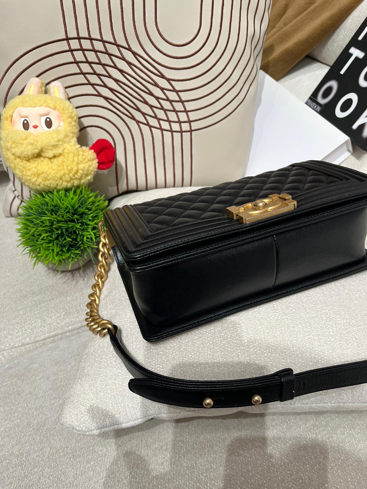 Chanel boy medium 25cm A67086 黑色魚子醬牛皮復古金扣 100%Authentic, 95%new ✅ 21年香港專門店收據✅30card ✅dust bag ✅box