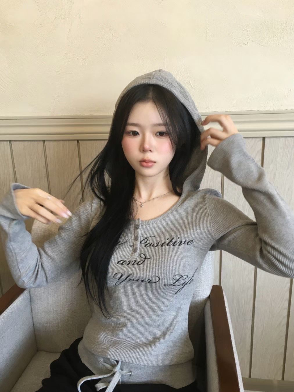 【 ♪行走的時尚女孩🖤隨性風～窩夫紋理質感！文字連帽修身上衣🕶️✨ 】Stay Positive Waffle Top(三色入)  