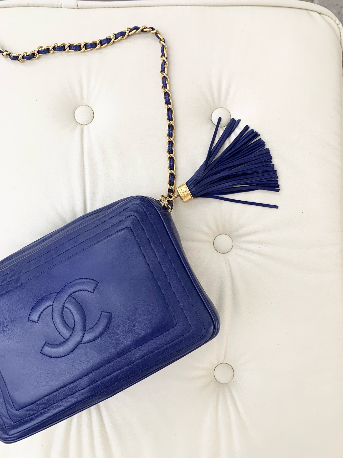 【預訂貨品】Chanel深藍色羊皮流蘇金扣相機包