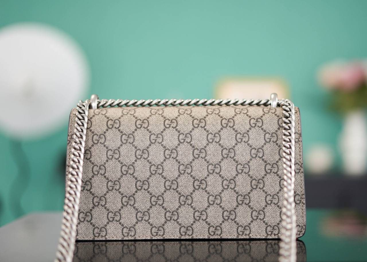 🥯GG。 Dionysus系列经典酒神 钻扣红色25cm 正品售价¥24.000 新尺寸设计一出来让人拍手叫绝 GG的设计师真的太懂女人了 从前纠结大号太大小号太小的姐妹，这会可以冲了 最新的酒神钻扣新款虎头镶嵌上了施华洛世奇水晶钻，整个包洋气时尚特别气质 而且改良后的包身自重很轻，尺寸大小很完美 官方款号 499623 尺寸：25x13x7cm