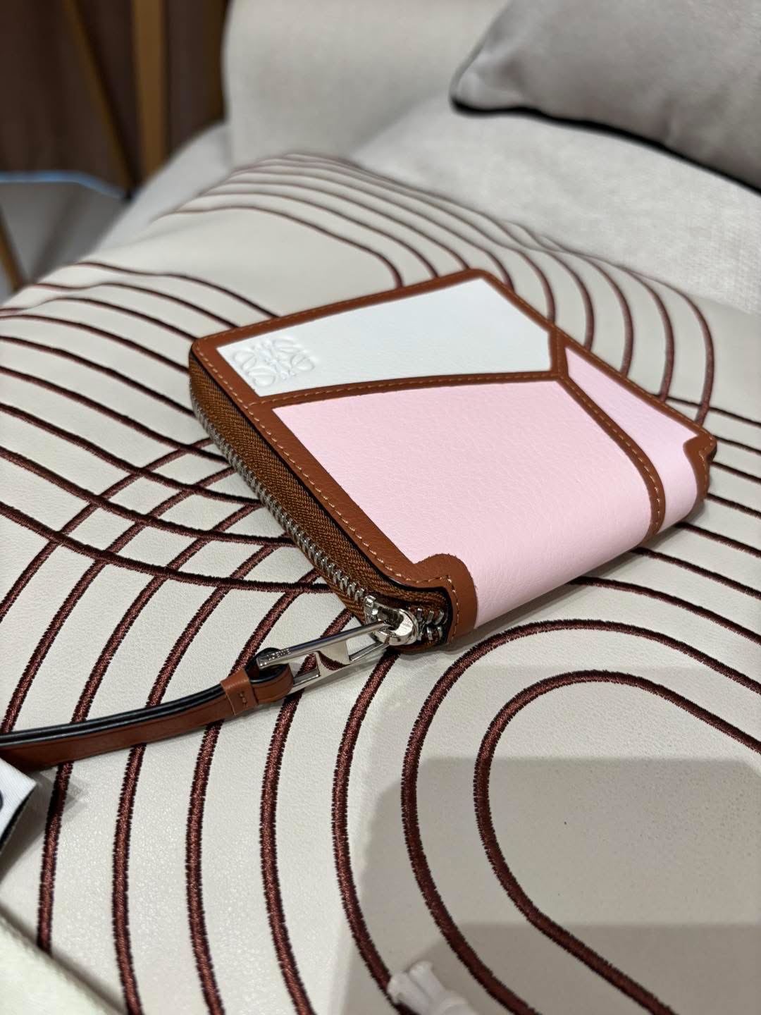 Loewe puzzle square wallet calfskin 100%Authentic ,98%new ✨✨專門店售價 $ 4 8 0 0  📣✨ 