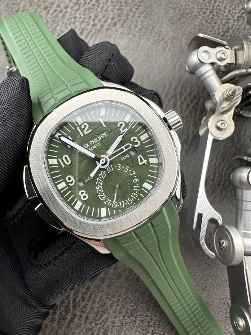 百达翡丽Aquanaut系列😎 【表壳】40.8MM表径，不锈钢材质，圆润的八角壳型恰到好处，表壳左侧的鲨鱼鳍型设计，是可以前后快调中央镂空时针的按钮，这枚指针可以用来指示第二时区时间。 【表盘】黑色浮雕表盘，金属立体字块，覆荧光涂层时标。3、9点钟分别显示”HOME”与”LOCAL”的方形昼夜视窗，蓝白二色各自代表晚上与白天，6点钟位置是指针式的日期盘。 【机芯】成功实现百达翡丽5164A-001内载的324 SC FUS自动上链机芯功能，大三针基础机芯上搭载两地时间模组。 配有休闲气息的Tropical表带，正是为年轻世代所准备的奢华运动表。