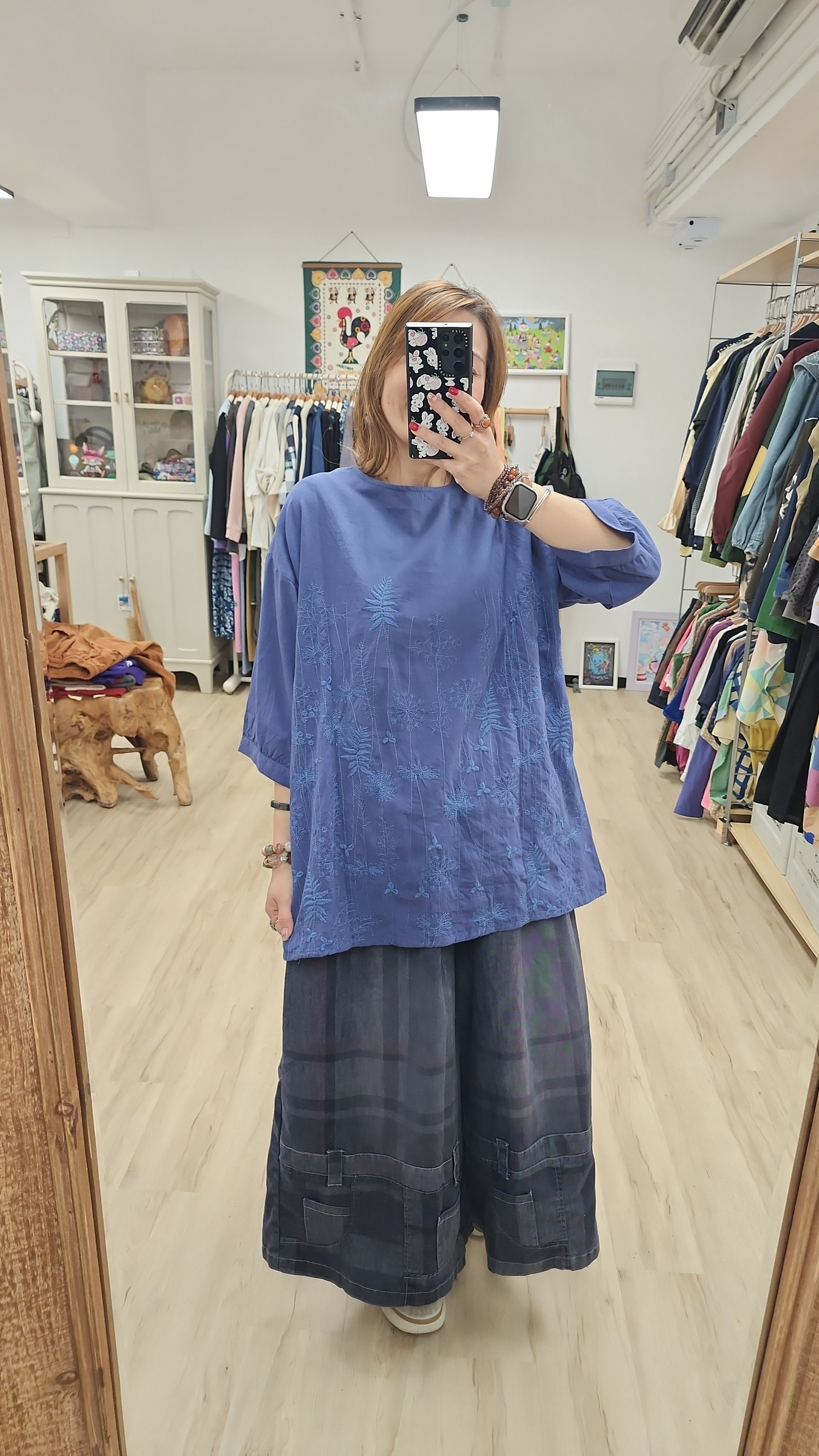 日牌紫藍拼刺繡花前後兩著開胸棉麻裇