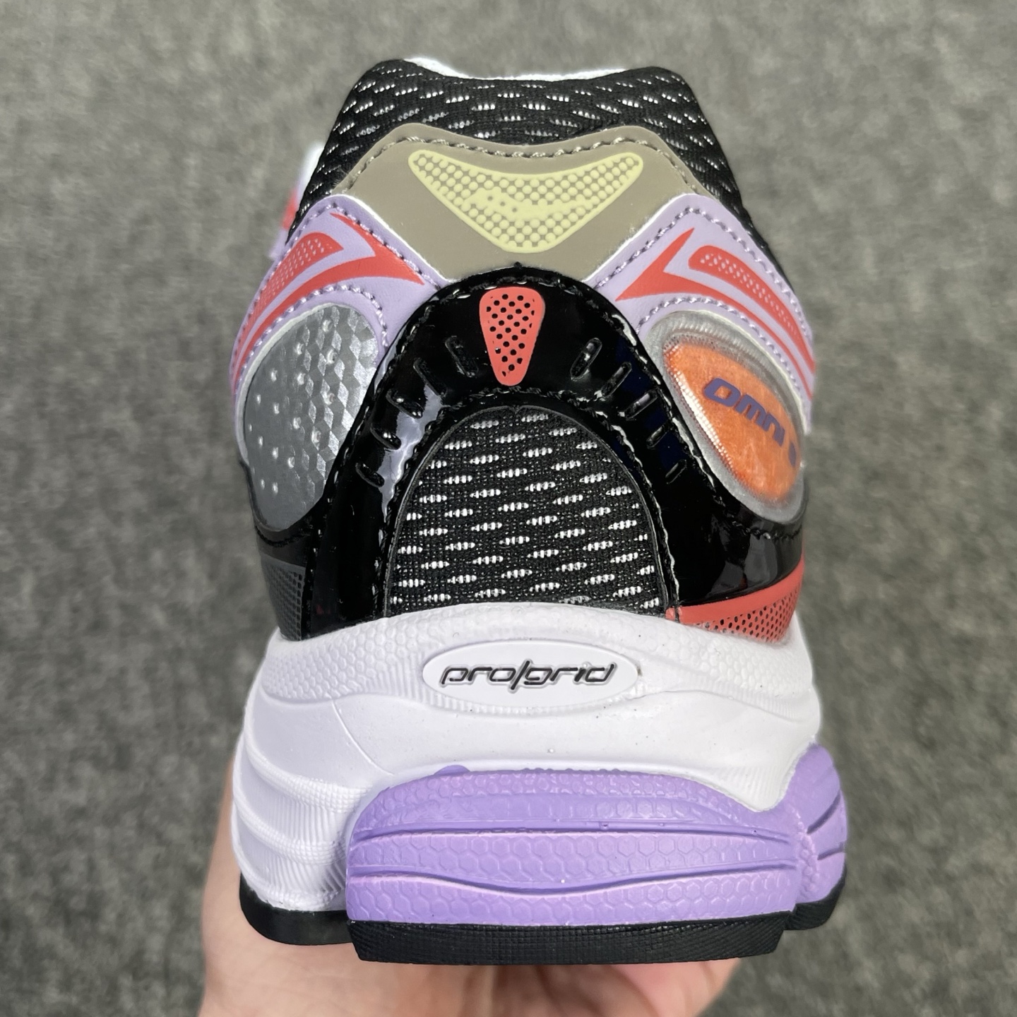 Saucony ProGrid Omni 9