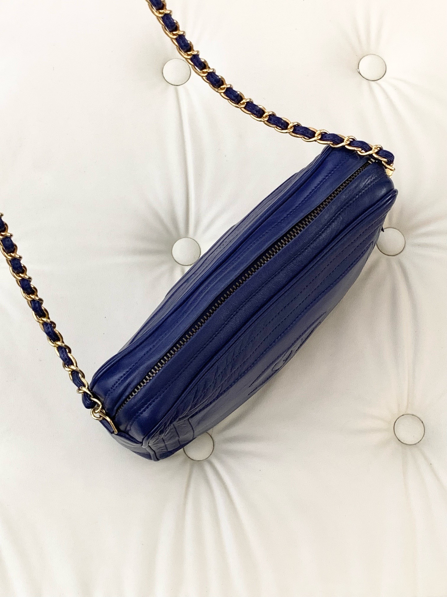 【預訂貨品】Chanel深藍色羊皮流蘇金扣相機包