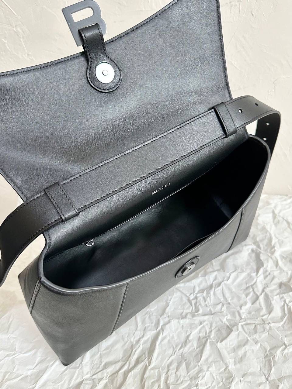 经典款🔥中号平纹黑枪(m/32cm)🐈‍⬛ ba1enciaga 横空而出的Downtown沙漏包 整个包身是软趴趴的感觉 就是大写的随性慵懒时髦感 可以斜挎也可以调短肩带腋下背 加上巨无霸的容量，时髦女孩的通勤包有了 软皮质感头层牛皮➕经典全钢B字扣五金 还是要着重强调一下咱家的B字logo刻印 清晰度全网独家⚠️品质是不需要你们担心的 请务必认准高版本❗️ 中号s：30×17.3×10cm671353m 大号m：32×20.8×15.5cm671354m