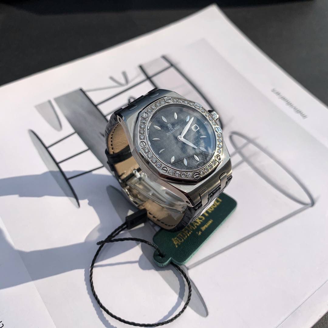 全网女神看过来😍😍这款爱彼女表才是最具有性价比的… 爱彼皇家橡树系列型号67601石英腕表，皇家橡树系列独有的八角形外观还拥有爱彼独特的设计风格也将女士优雅风格融入其中，深受女明星们的爱戴，表带澳洲湾鳄鱼皮，即使只有33毫米的小尺寸，也将爱彼独有的纯净美感与刚毅线条展现的淋漓尽致，而镶满钻石的表圈也为佩戴的女士增添了更多的柔美。（32颗明亮式切割美钻，总重约0.65克拉）巴蒂镶嵌一枚半透明凸面蓝宝石，搭载瑞士进口石英机芯，拥有实用的日历显示功能，女士们佩戴起来不会显得沉重 ，配专柜最新全套包装发货！这种货一般数量不是很多哦