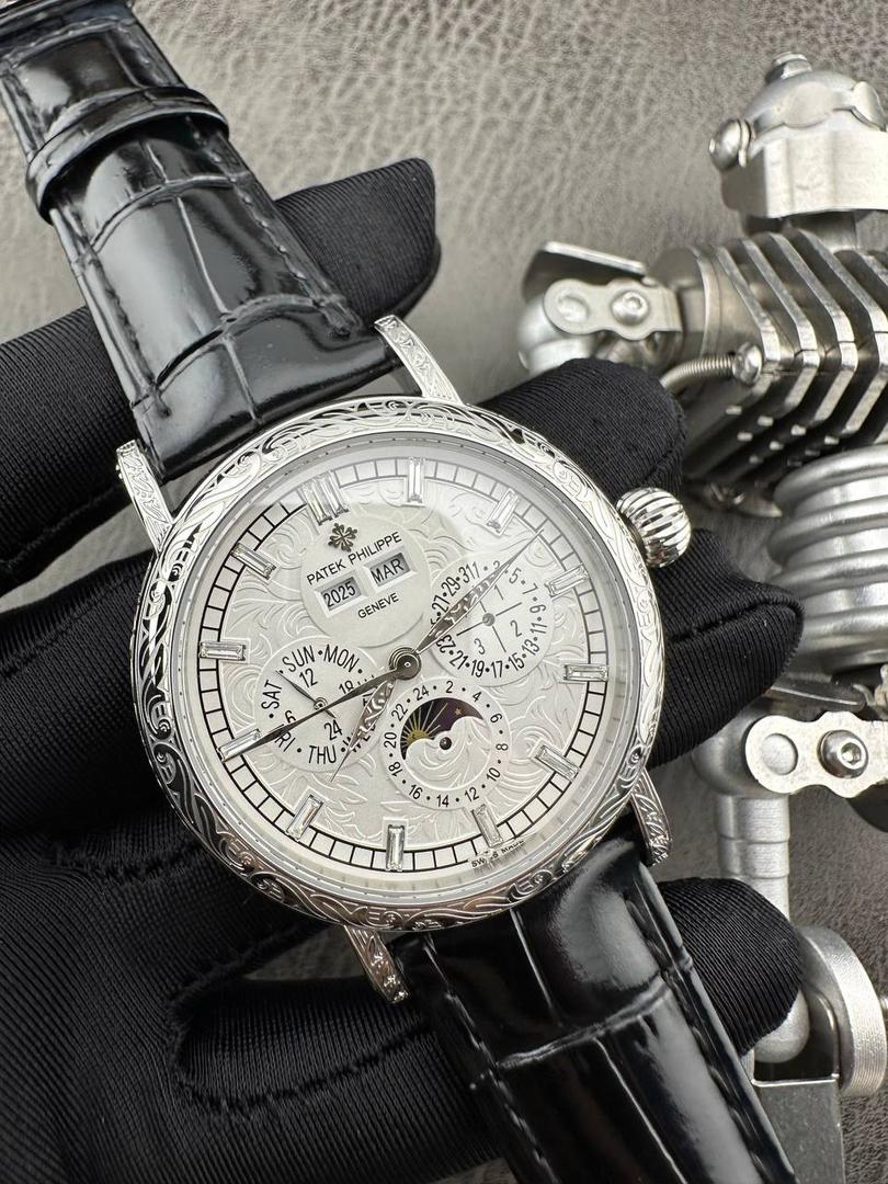 【铁划银钩 苍劲有力】高颜值新品墙裂推荐 精湛的工艺！ 年度最佳典藏之作——百达.翡丽古典超级复杂多功能 万年历功能腕表 团队历时两年多精心设计，不计成本，敢为人先，力求完美，克服重重难关，突破多层技术瓶颈，机芯型号为CH 29-535 升级版，质量稳定！ 【表带】经典意大利小牛皮表带，纹路清晰，质感好。搭配圈市面最顶级的百达翡丽灯笼表扣，通用原装无压力。 优雅的Calatrava雕花表壳极具个性，42毫米的表径适配大众男性手寸，非常商务可亦休闲。