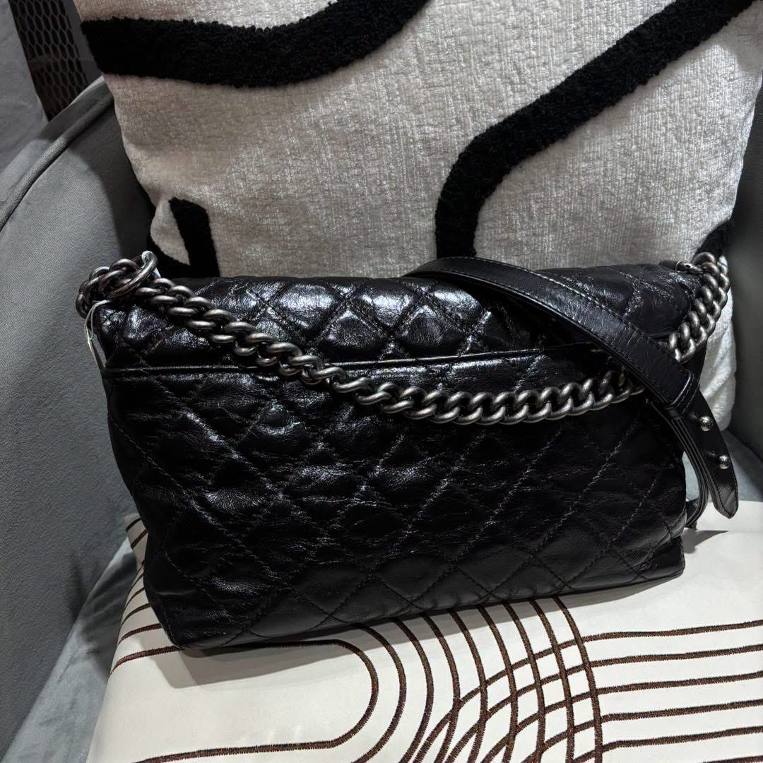 Chanel kisslock Flap chain shoulder bag  Calfskin, 100%Authentic, 98%new ☑️card☑️dust bag  