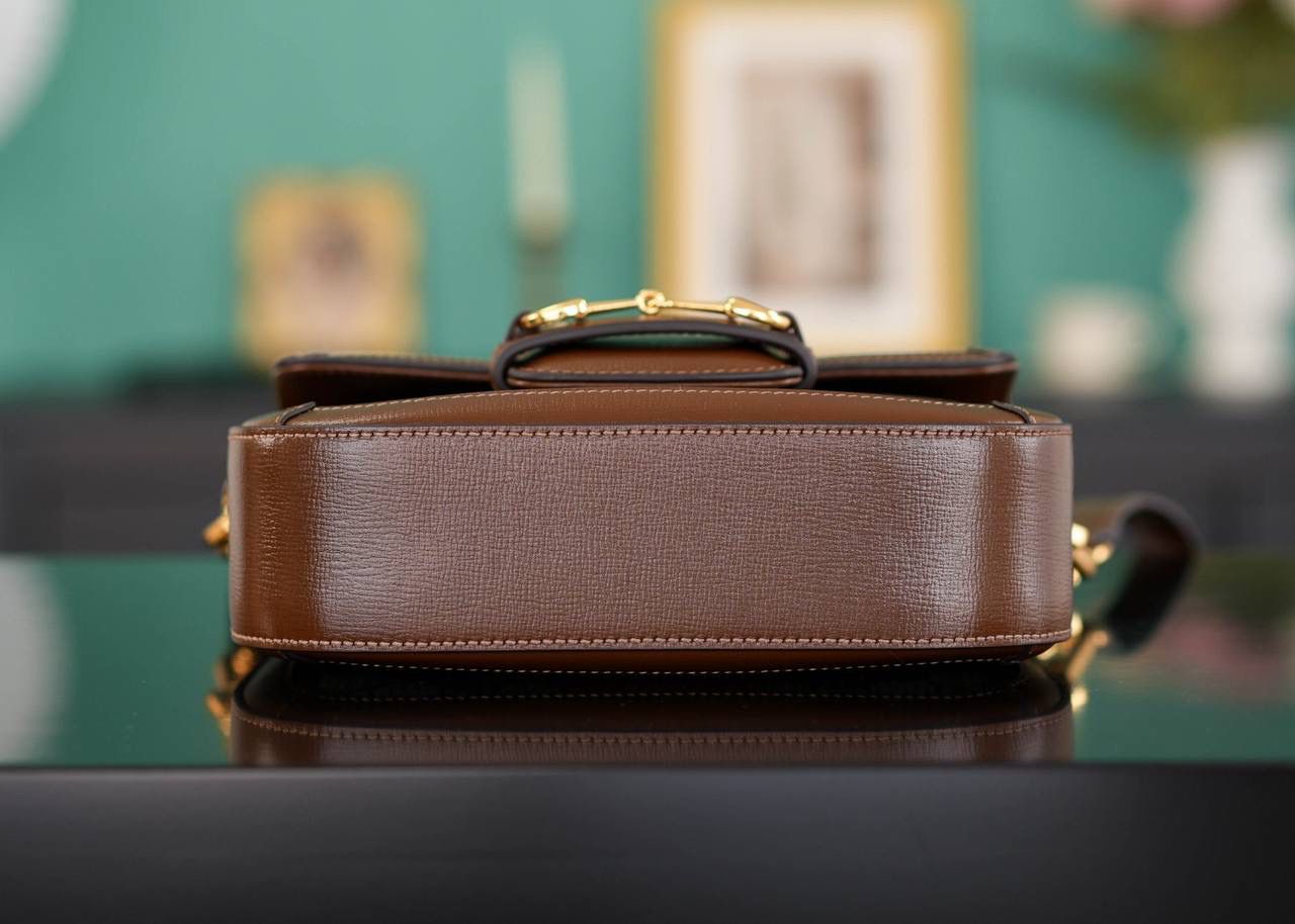 🥯Horsebit 1955系列迷你马鞍包 老花棕20cm 正品售价,500 独家原厂皮发售 限量级别 GG家1955马鞍包已经火爆到人手一支的节奏，超级大爆款！ 这次出了迷你尺寸配可拆卸双肩带，简直超哇塞 马衔扣标志性设计，焦糖棕原厂牛皮配上最受欢迎pvc元素，皮肩带布肩带任意更换~ 官方款号 658574 尺寸小号：20.5x14x5cm 大号：25x18x8cm