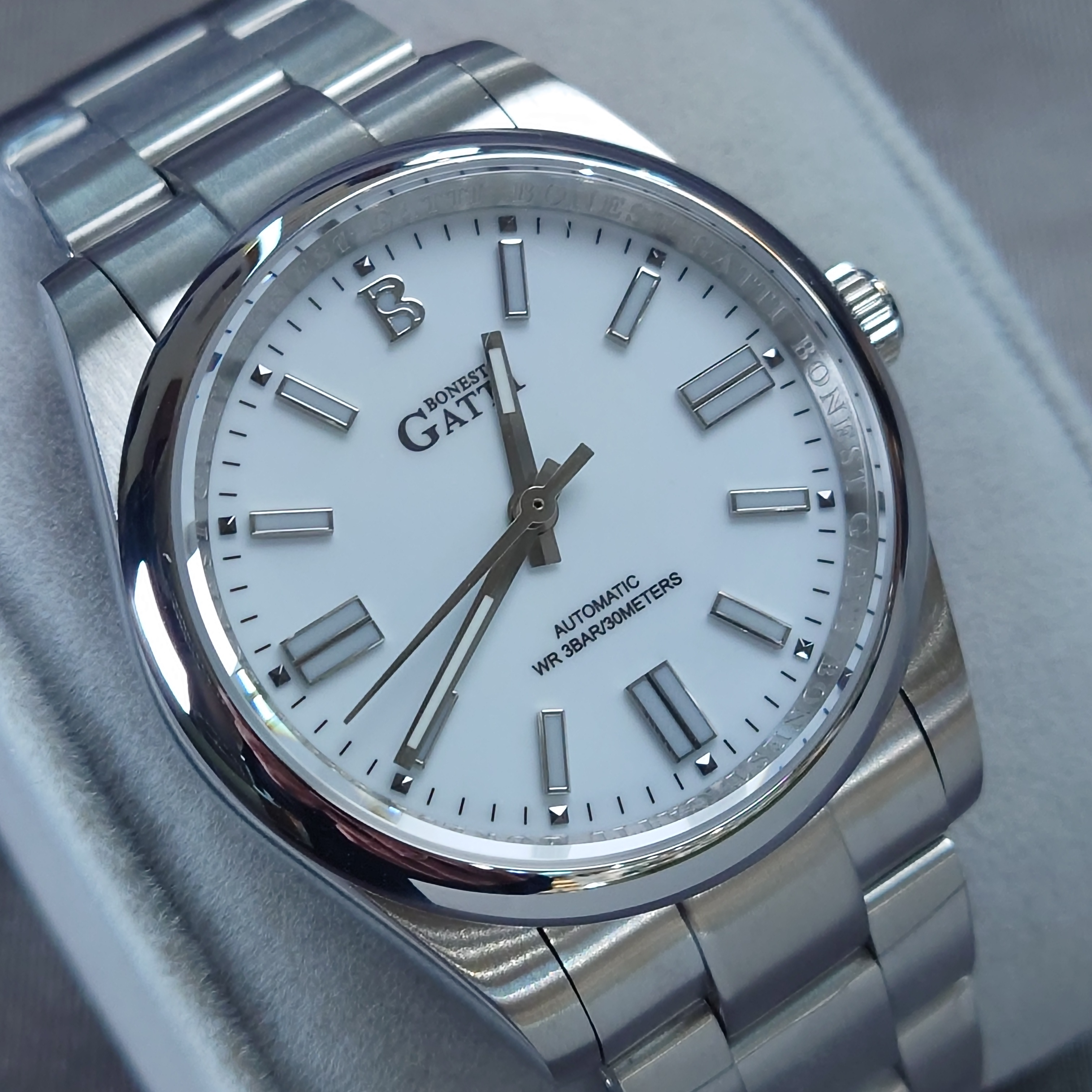 Bonest Gatti 隱藏錶面馬年特別版動錶 BG8015-S1 白