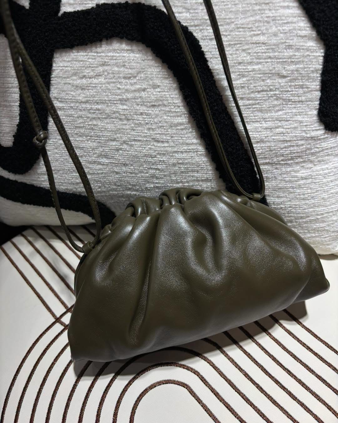 Bottega Veneta BV pouch Shoulder Bag clutch 100%Authentic, 98%new✅dust bag 