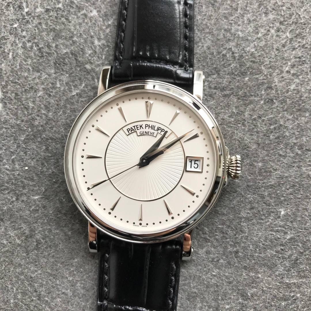 百达翡丽古典5153系列⚜️ 腕表尺寸38mmX10mm 1.表壳打磨：为了追求正品温润如玉的效果，ZF制表师精磨细造，慢工出细活。 2.防尘盖与壳体的衔接机制，有媲美带正品一样的清脆手感。 3.刻度和指针，采用最新的贵金属电镀工艺处理，效果更上一层楼。 4.“锅盖型”微凸蓝宝表镜，版型与正品一致，效果通透，辨时清晰。 5.贵金属钢印立体规范，清晰生动！ 【引领一体机时代】采用定制版Cal.324一体机——更薄，更稳，更像。最重要的是仿真度直线上升了。 【表带】经典意大利小牛皮表带，纹路清晰，质感好。搭配圈市面最顶级的百达翡丽灯笼表扣，通用原装无压力。