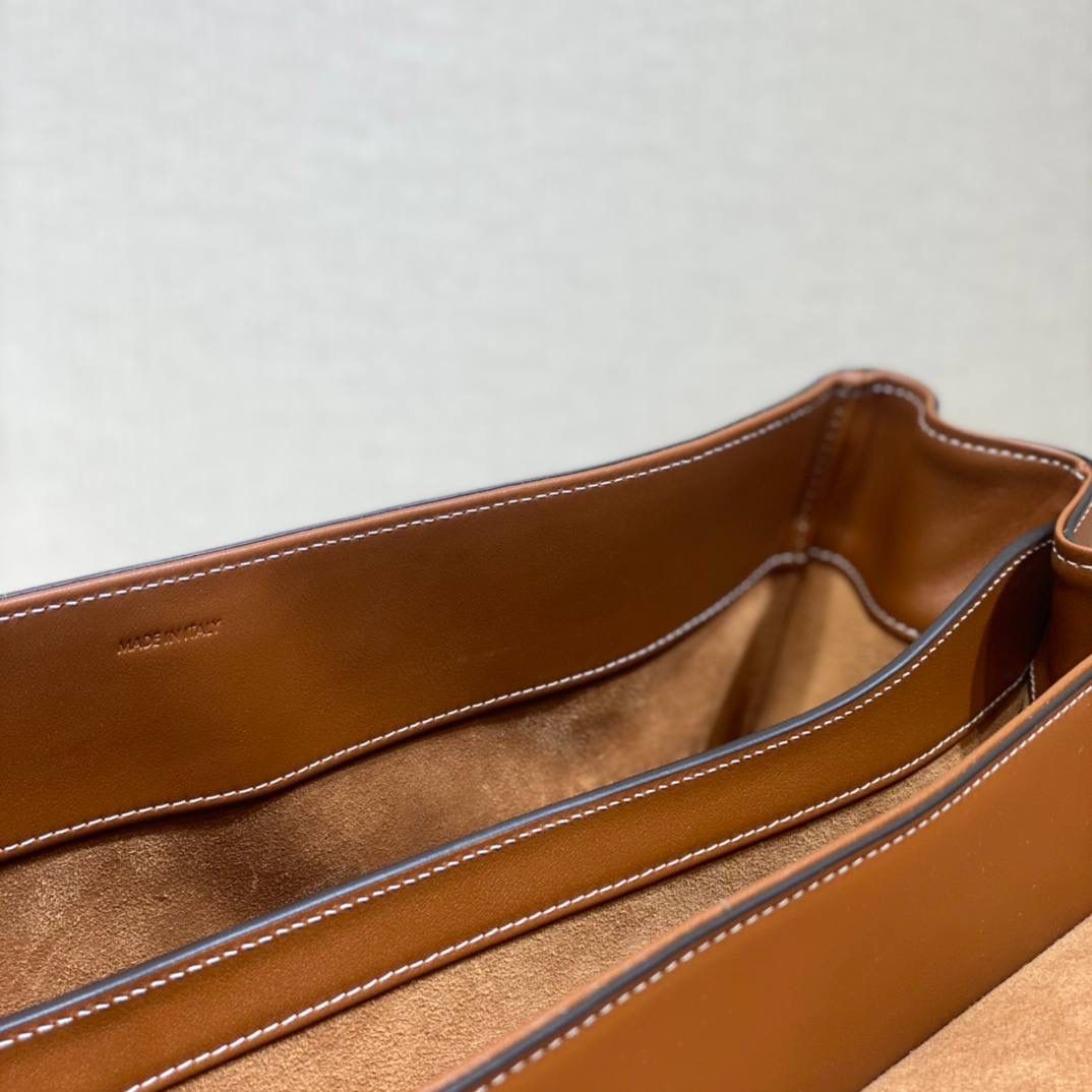 🔥大货实拍图 𝗖𝗘𝗟𝗜𝗡𝗘♥𝟭𝟲 𝗦𝗢𝗙𝗧大号 型号：194043 尺寸：38*26*18cm