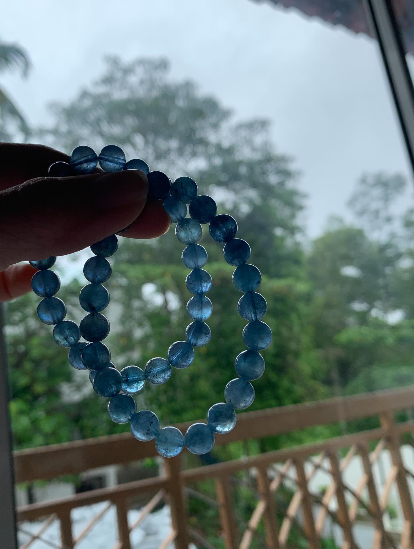 高货魔鬼蓝海蓝宝 ｜High Grade Aquamarine 6m+ RM787m+ RM888m+ RM989m+ RM11810m+ RM138海蓝宝的功效主要体现在身心健康、情绪稳定、沟通表达和事业财富等方面。它对应人体喉轮，有助于改善喉部和呼吸系统健康，如喉咙痛或呼吸道不适。同时，它还能帮助缓解压力和焦虑，增强自信心、勇气和直觉力，促进清晰的沟通和真诚的人际关系Aquamarine offers a range of benefits, including promoting calmness, reducing stress, and improving communication. It is believed to bring emotional balance, courage, and clarity, while also supporting spiritual growth and creativity. Some sources also suggest it has physical benefits, such as supporting the throat and respiratory system, and offering protection to travelers#海蓝宝 #天然海蓝宝 #天然水晶 #魔鬼蓝海蓝宝 #crystalhealingjewelry #naturestone #gemstone #aquamarine #aquamarinejewellery #马来西亚水晶网店