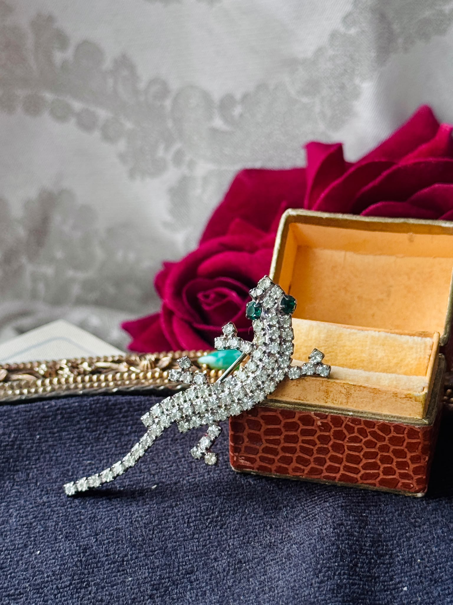 Vintage Sparkling Rhinestone Lizard Brooch (MT2610)