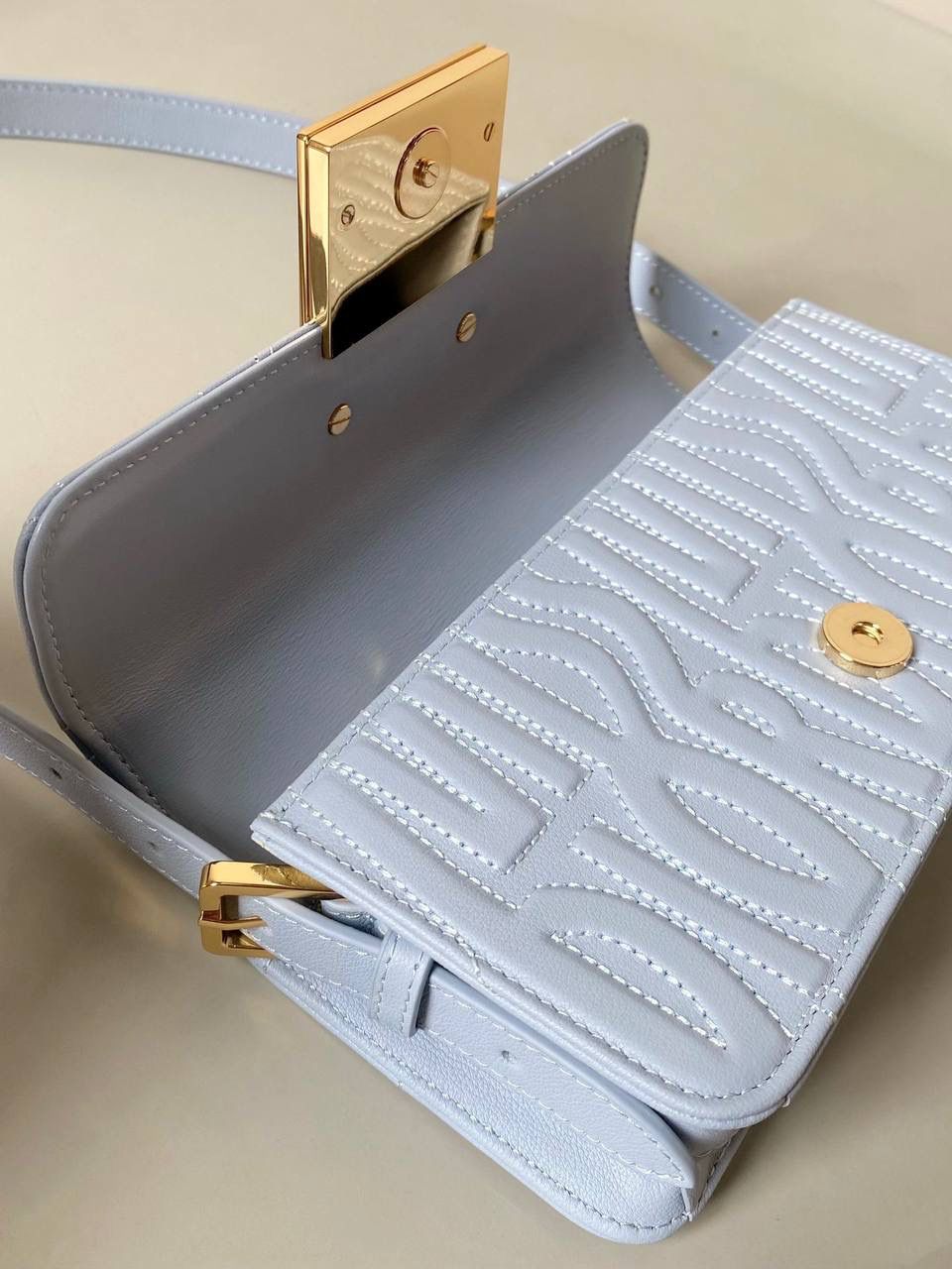 🈶淡蓝色 𝐌𝐢𝐬𝐬 𝐃𝐢𝐨𝐫腋下包 哇！实物是超预期的 从五金到皮质都非常奢华，很好看 牛皮的材质有型又耐久， 立体的字母手感彰显个性！ 空间，日常通勤或约会都很不错哦 大小刚好，腋下背气质又时髦 22×11×6cm #3410m